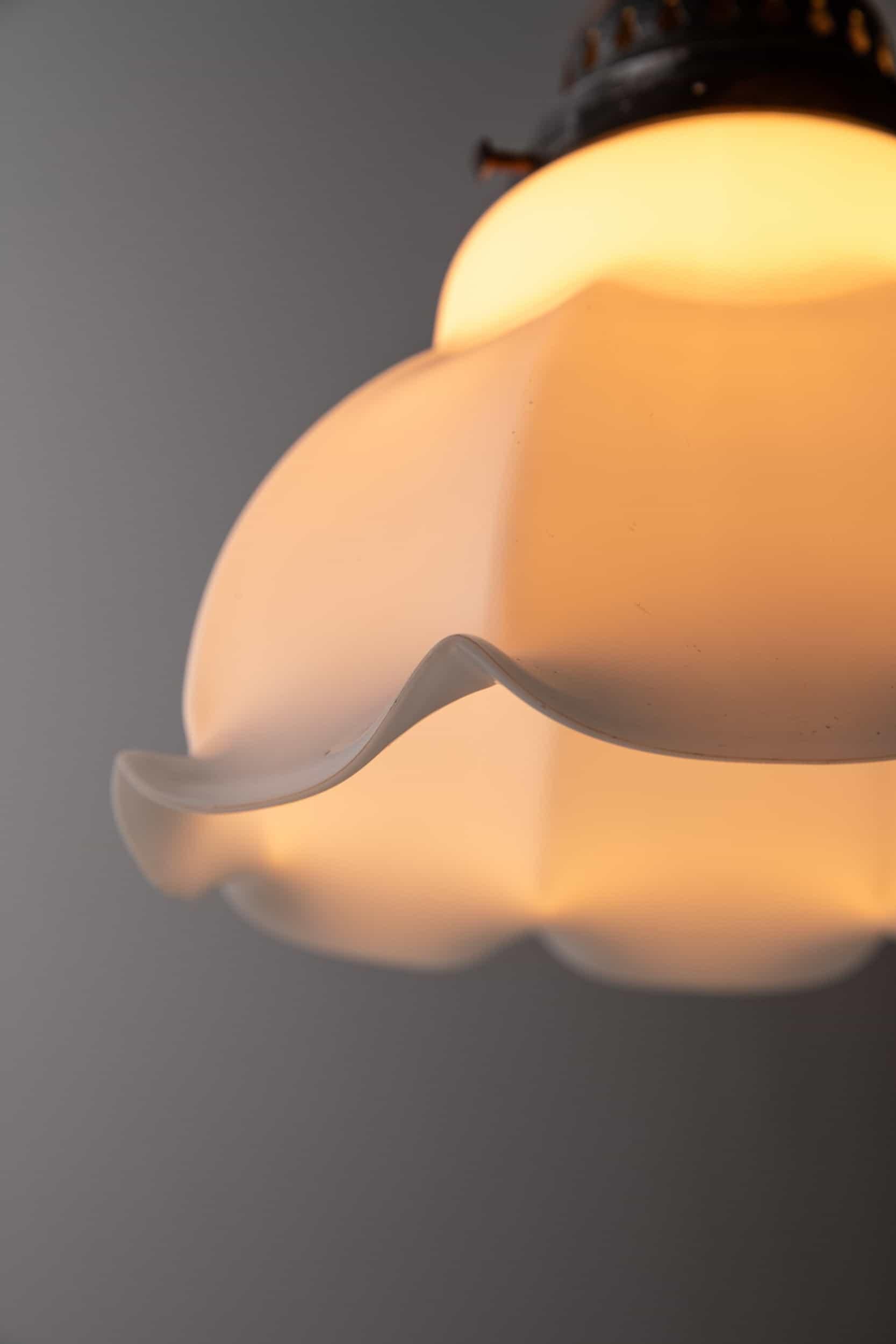 Inizio XX secolo Trio di lampade a sospensione in vetro opalino d'epoca Art Deco, C.1920