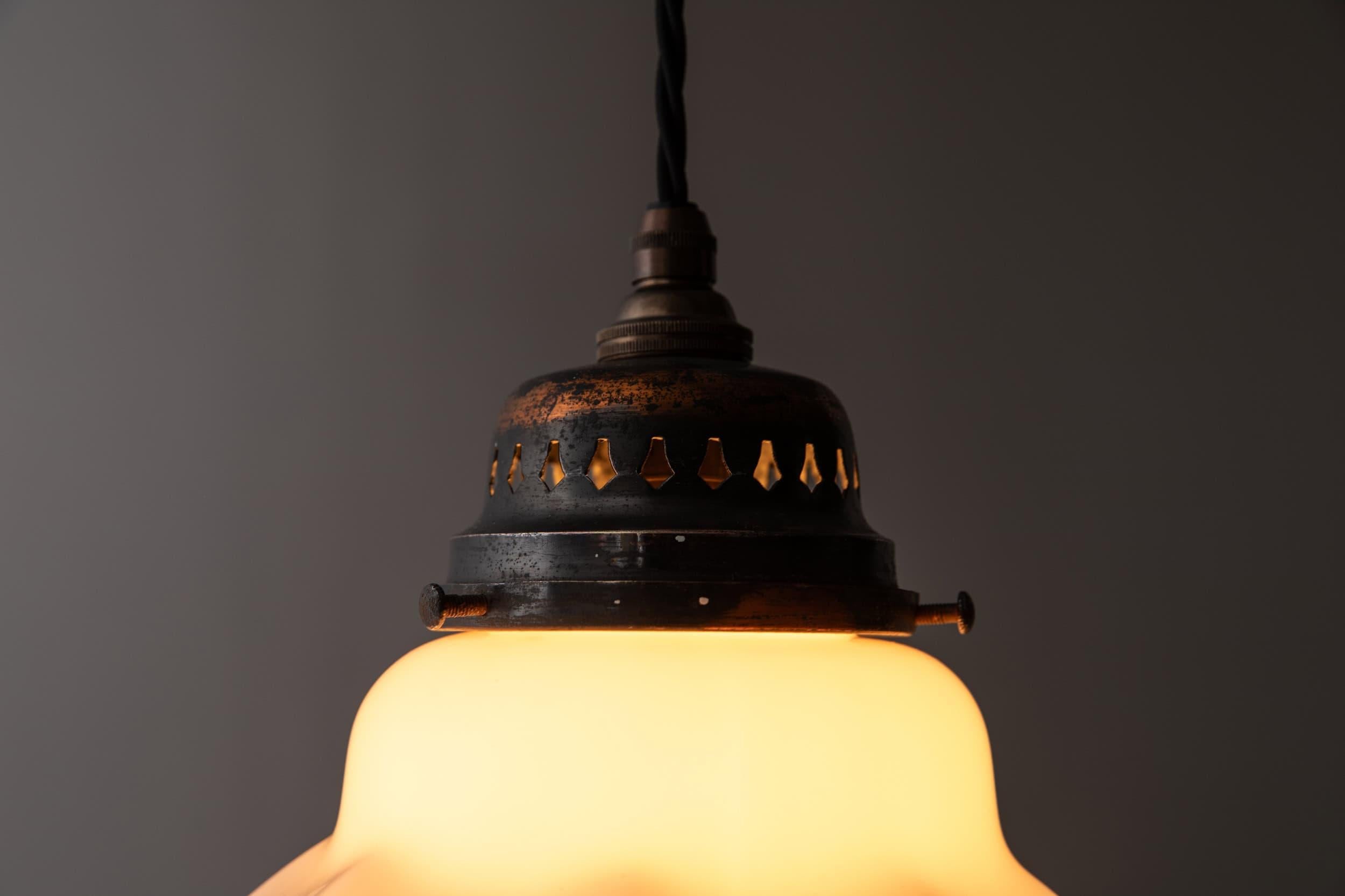 Rame Trio di lampade a sospensione in vetro opalino d'epoca Art Deco, C.1920