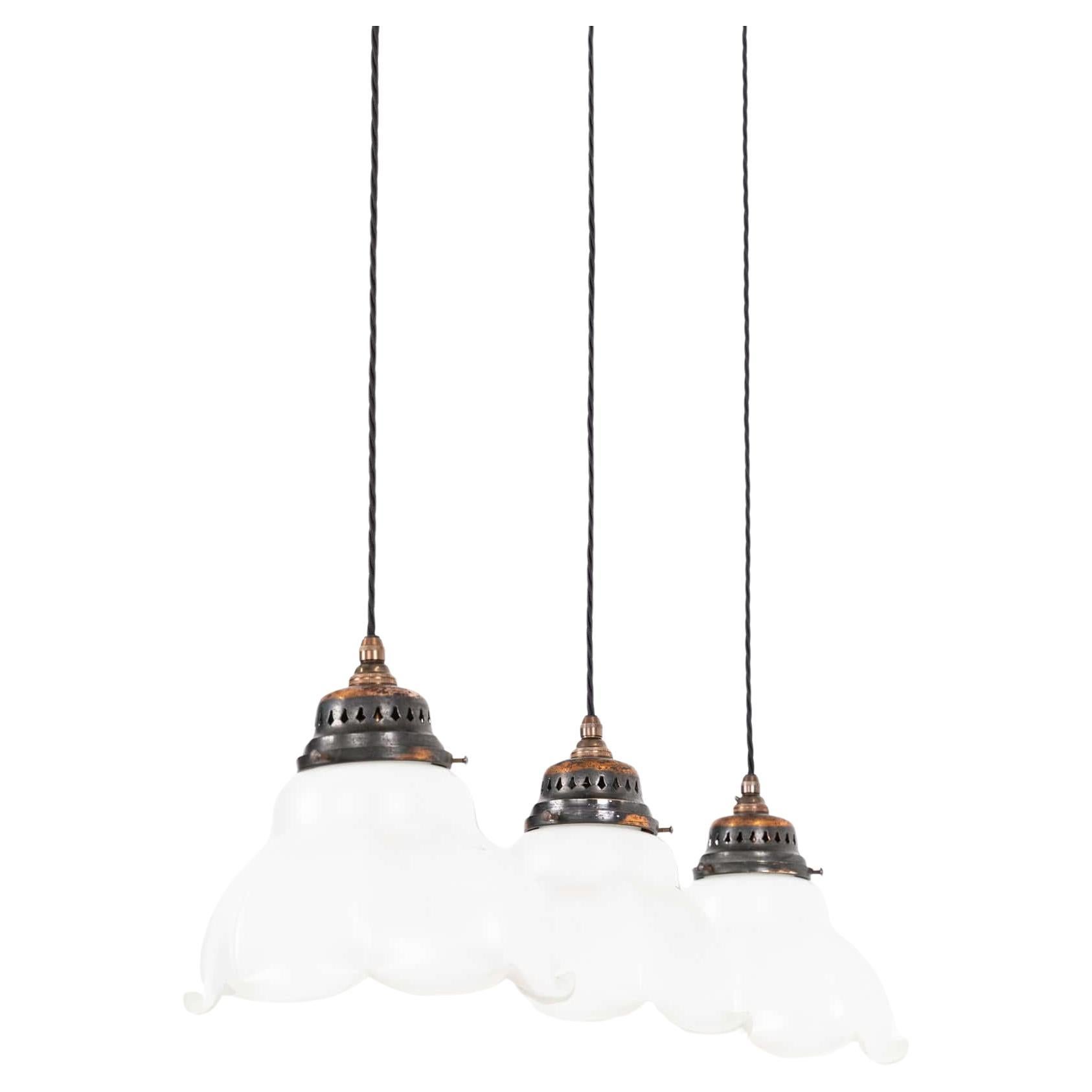 Trío de lámparas colgantes antiguas Art Decó de cristal opalino con volantes, C.1920