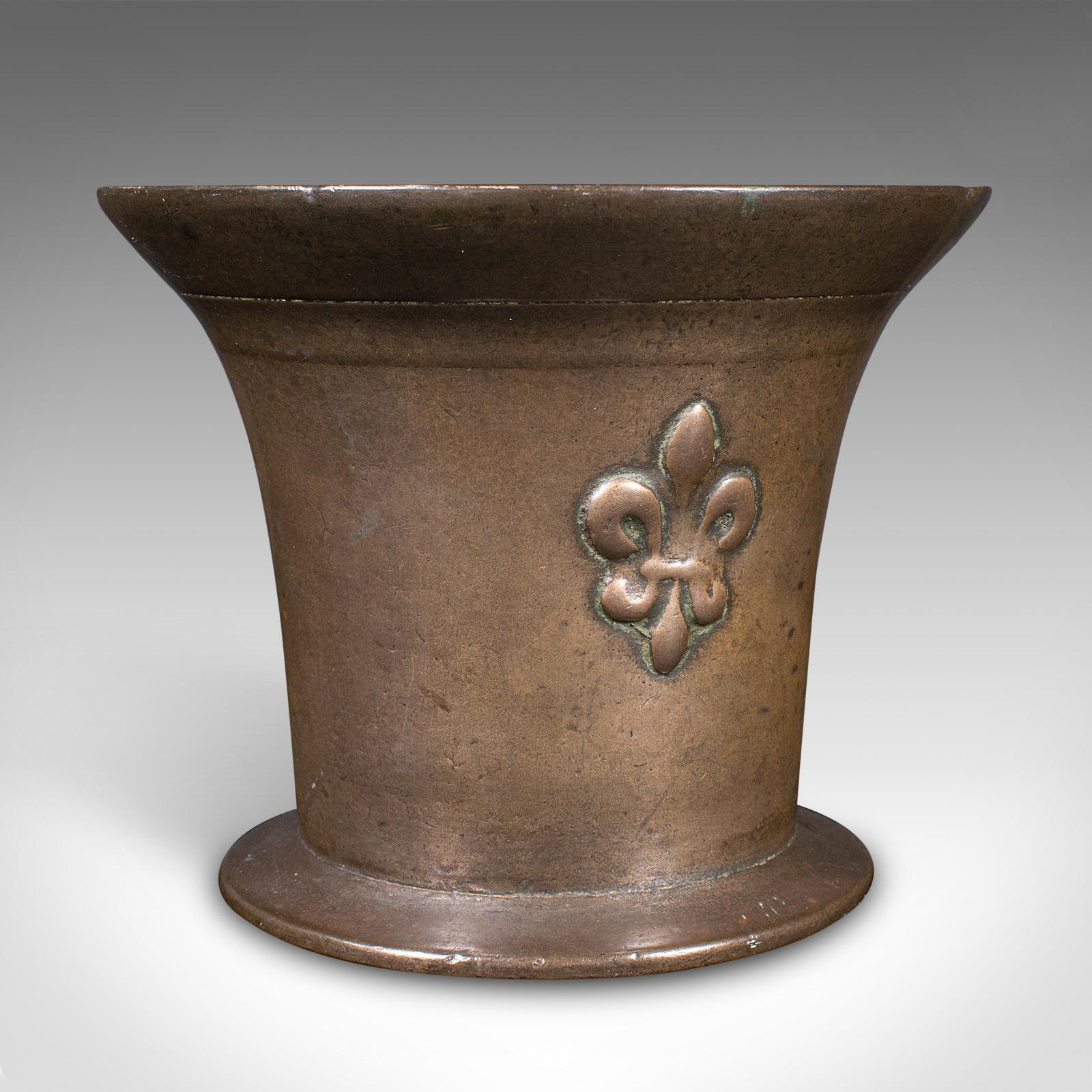 British Trio Of Antique Mortars, English, Bronze, Apothecary Pot, William III, C.1700 For Sale