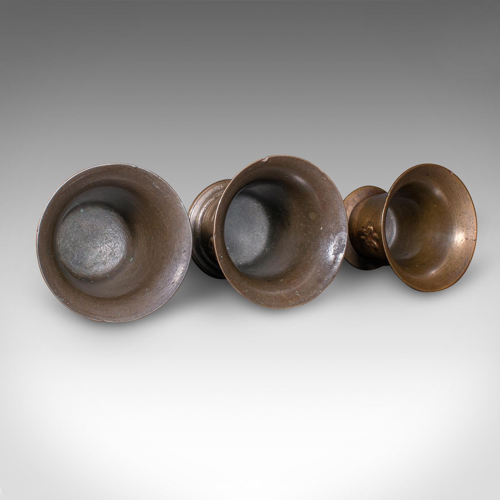 Bronze Trio de tombeaux anciens anglais, en bronze, pot d'apothicaire, William III, C.1700 en vente