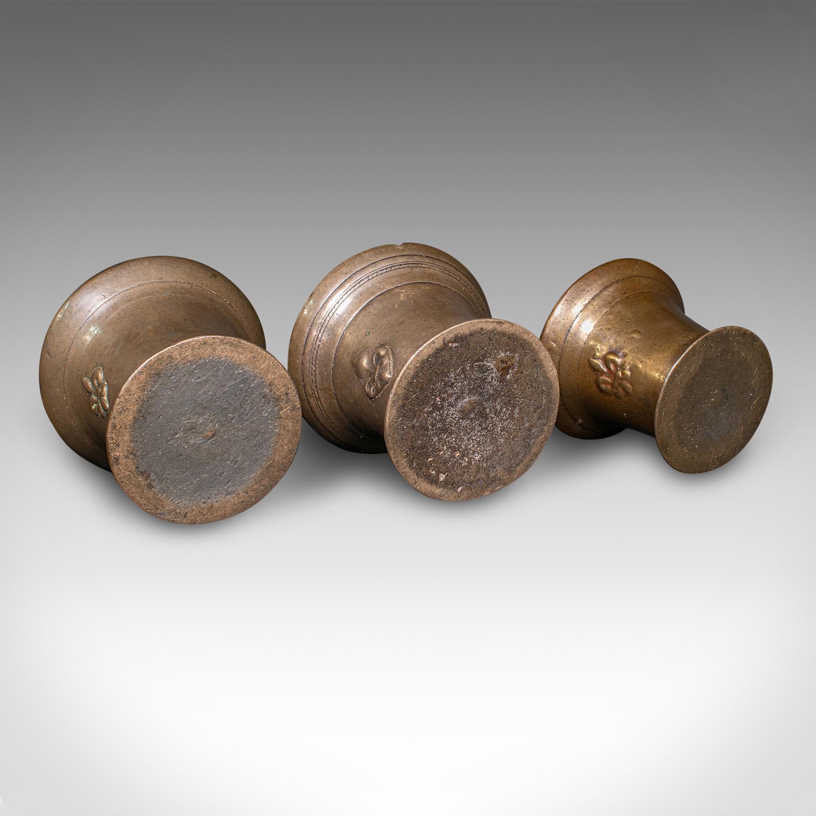 Trio de tombeaux anciens anglais, en bronze, pot d'apothicaire, William III, C.1700 en vente 1
