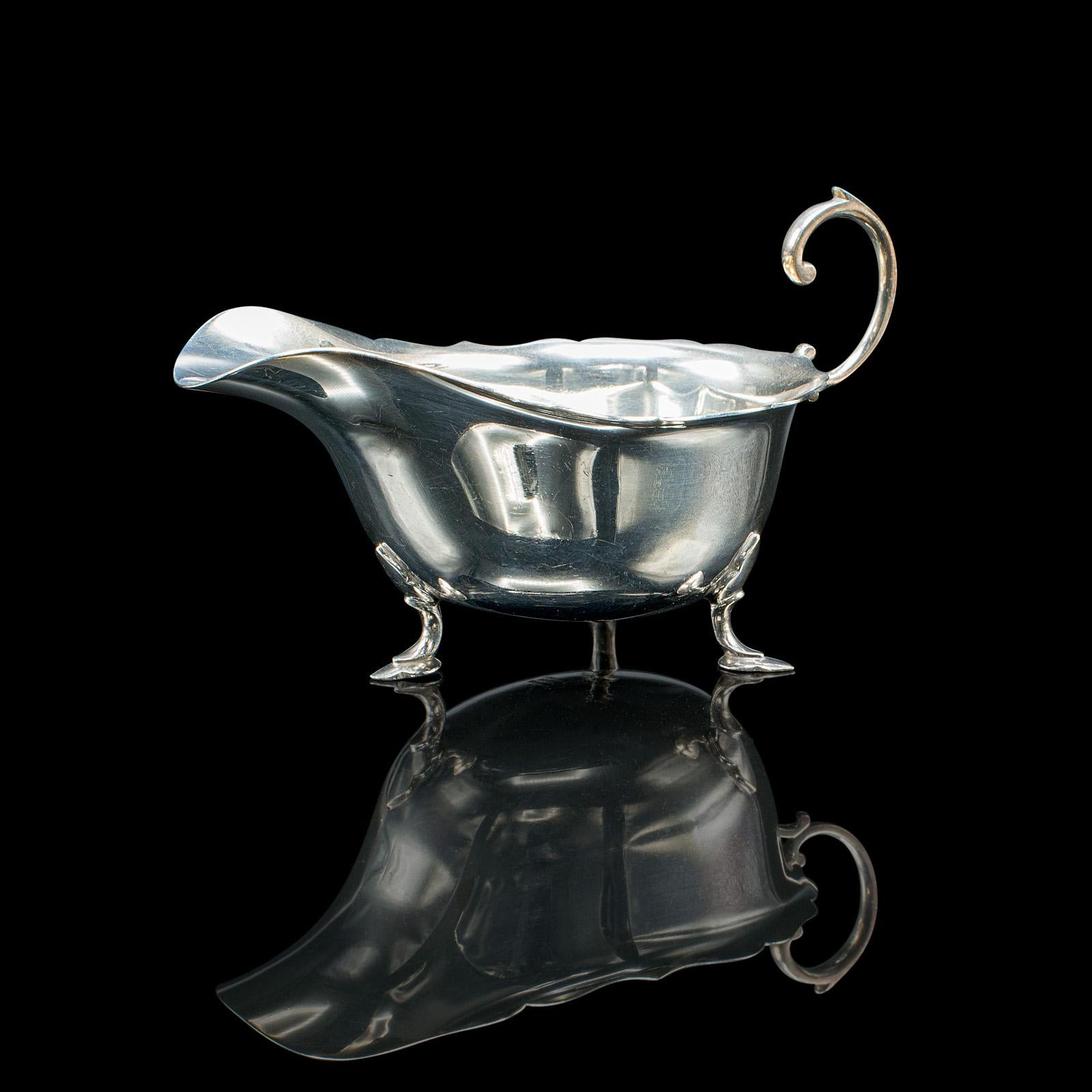 Il s'agit d'un trio de saucières anciennes. Set de condiments anglais en argent plaqué, datant de la période édouardienne, vers 1910. Délicieusement présentés, ces petits plats de service offrent une façon raffinée de présenter les condiments à