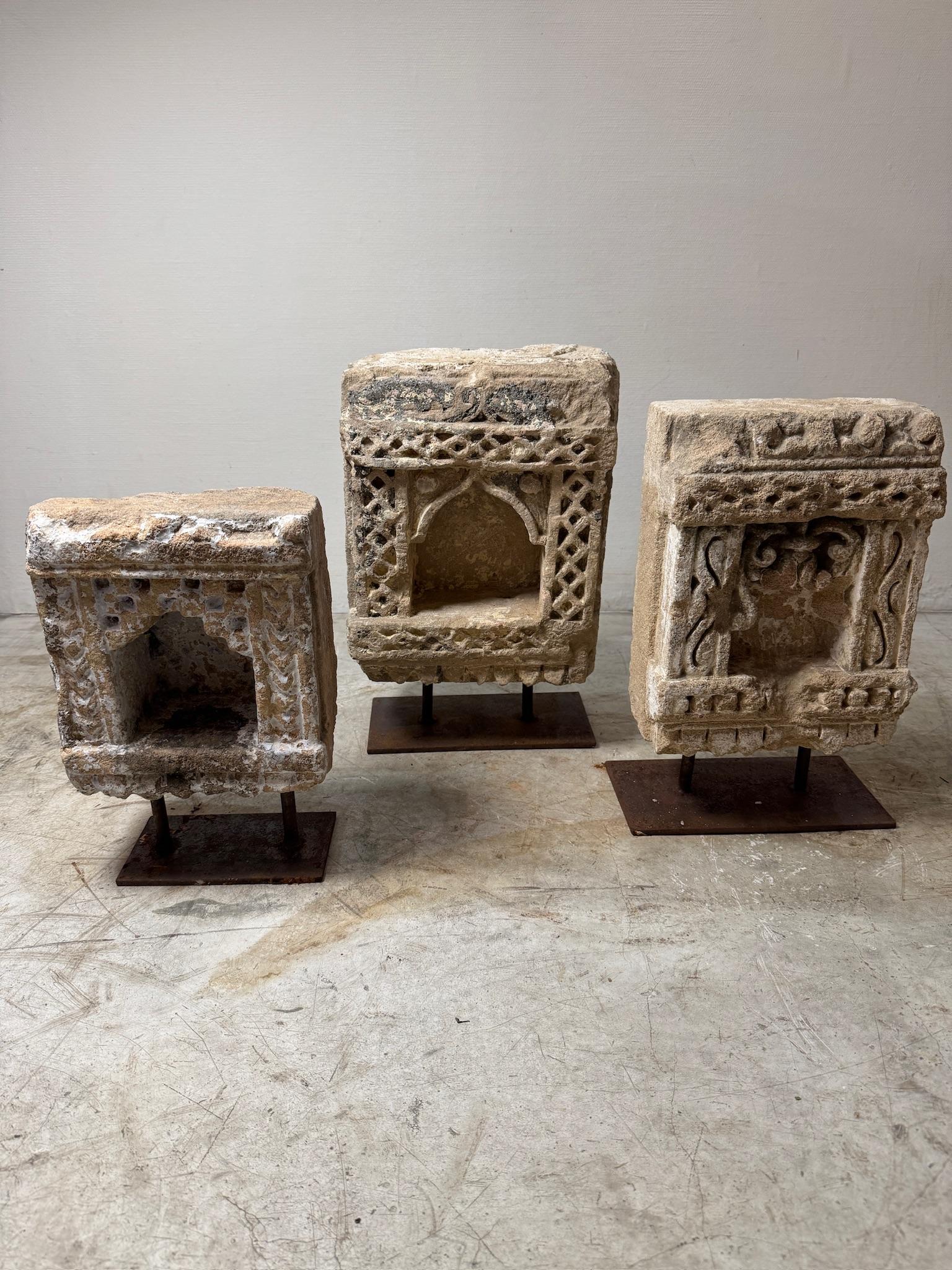Dieses Set aus drei antiken, handgeschnitzten Steinnischen stammt aus Indien, wahrscheinlich aus Rajasthan oder einer anderen Region mit großem architektonischen Erbe. Diese Nischen wurden traditionell in Wände eingelassen und dienten als kleine