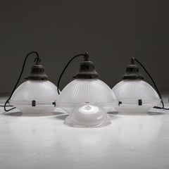 Trio von antiken dreiteiligen Holophane Pendelleuchten
