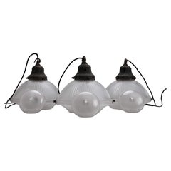 Trio von antiken dreiteiligen Holophane Pendelleuchten