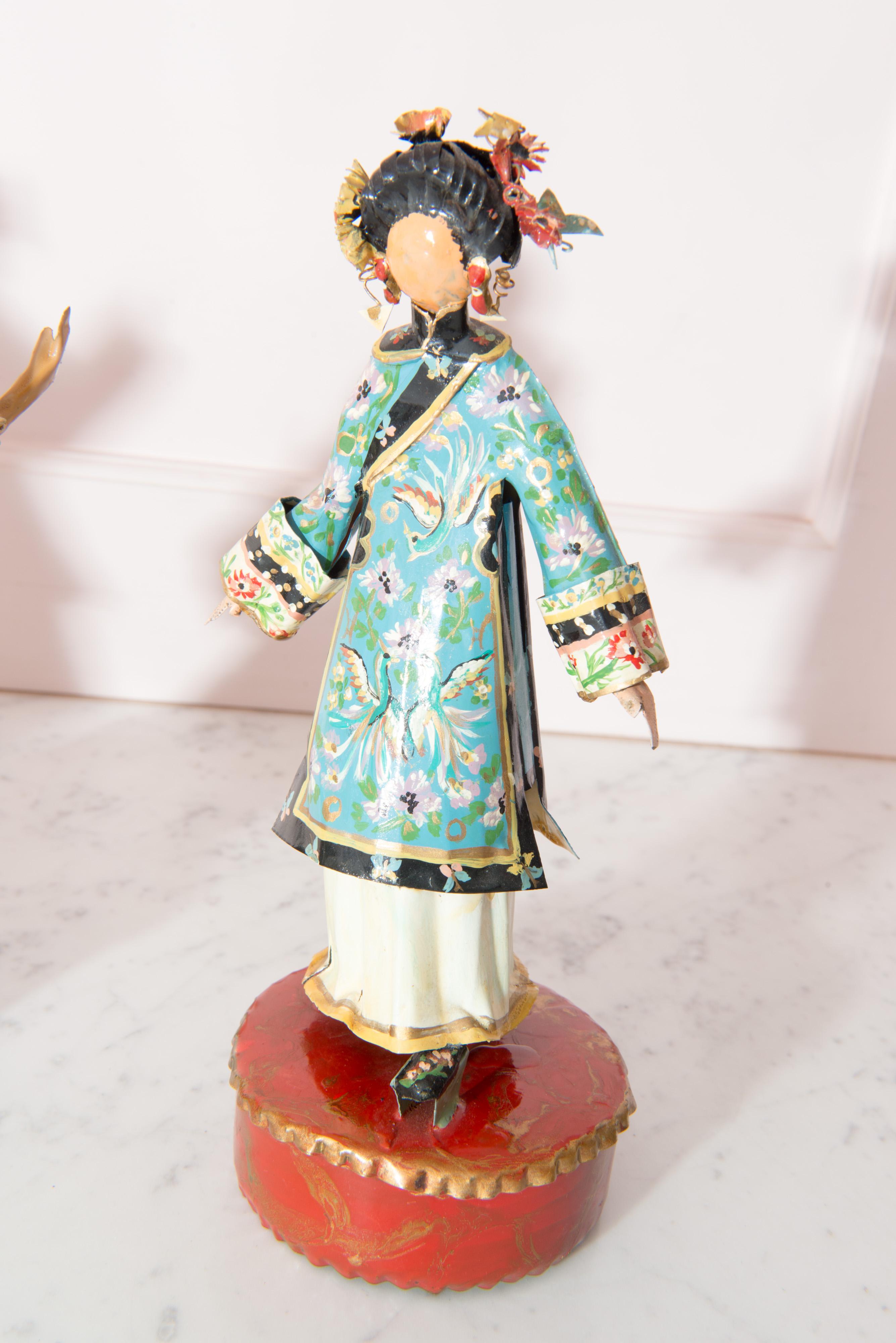Lee Menichetti, (1931-1997) New York & Palm Beach, bekannter Künstler aus der Mitte des Jahrhunderts, bekannt für seine Theaterkunst. Diese Skulpturen sind aus handgebogenem Messing und handbemaltem Messingblech gefertigt. China Empress in grün