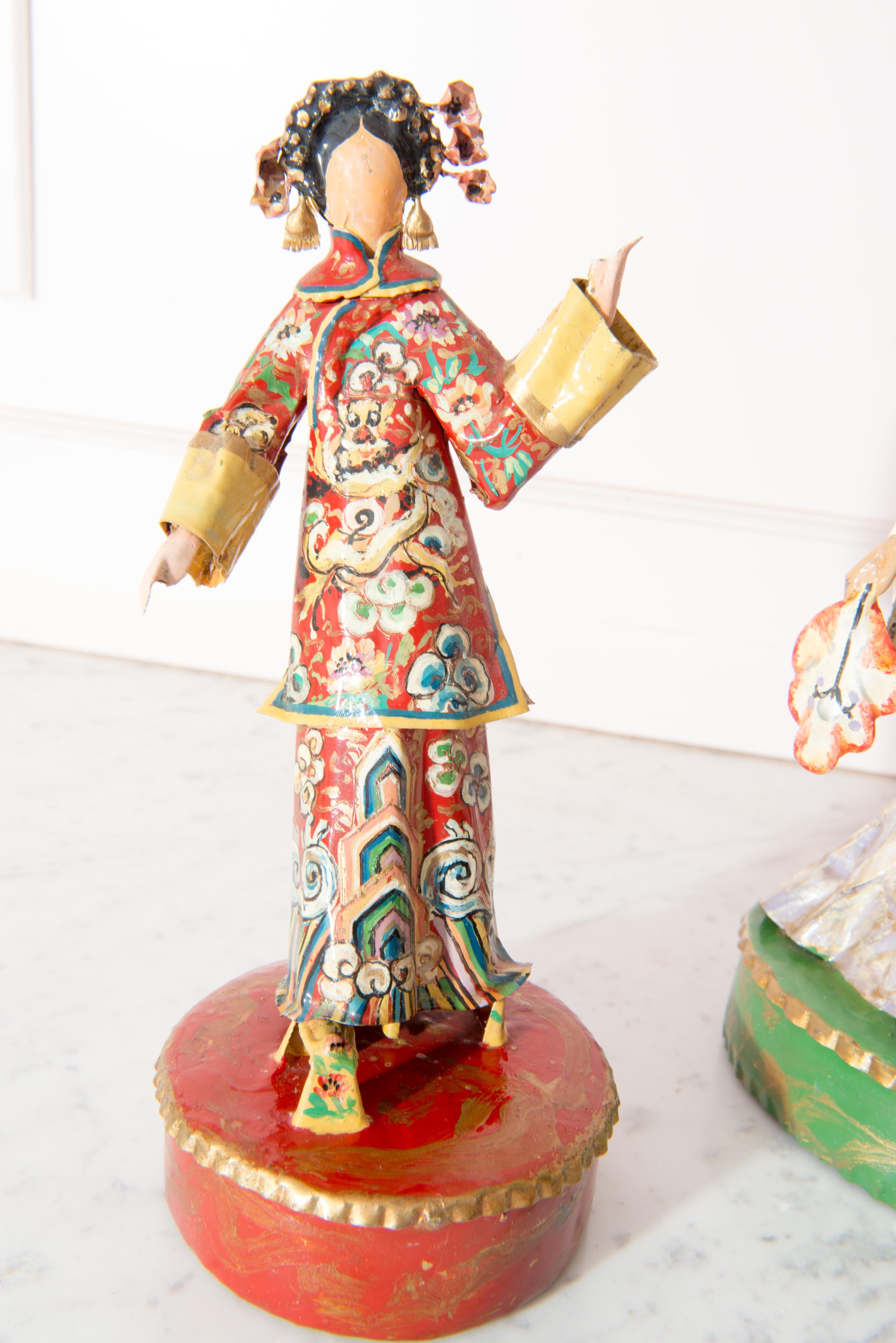 Américain Trio de sculptures asiatiques de femmes en costume par Lee Menichetti en vente