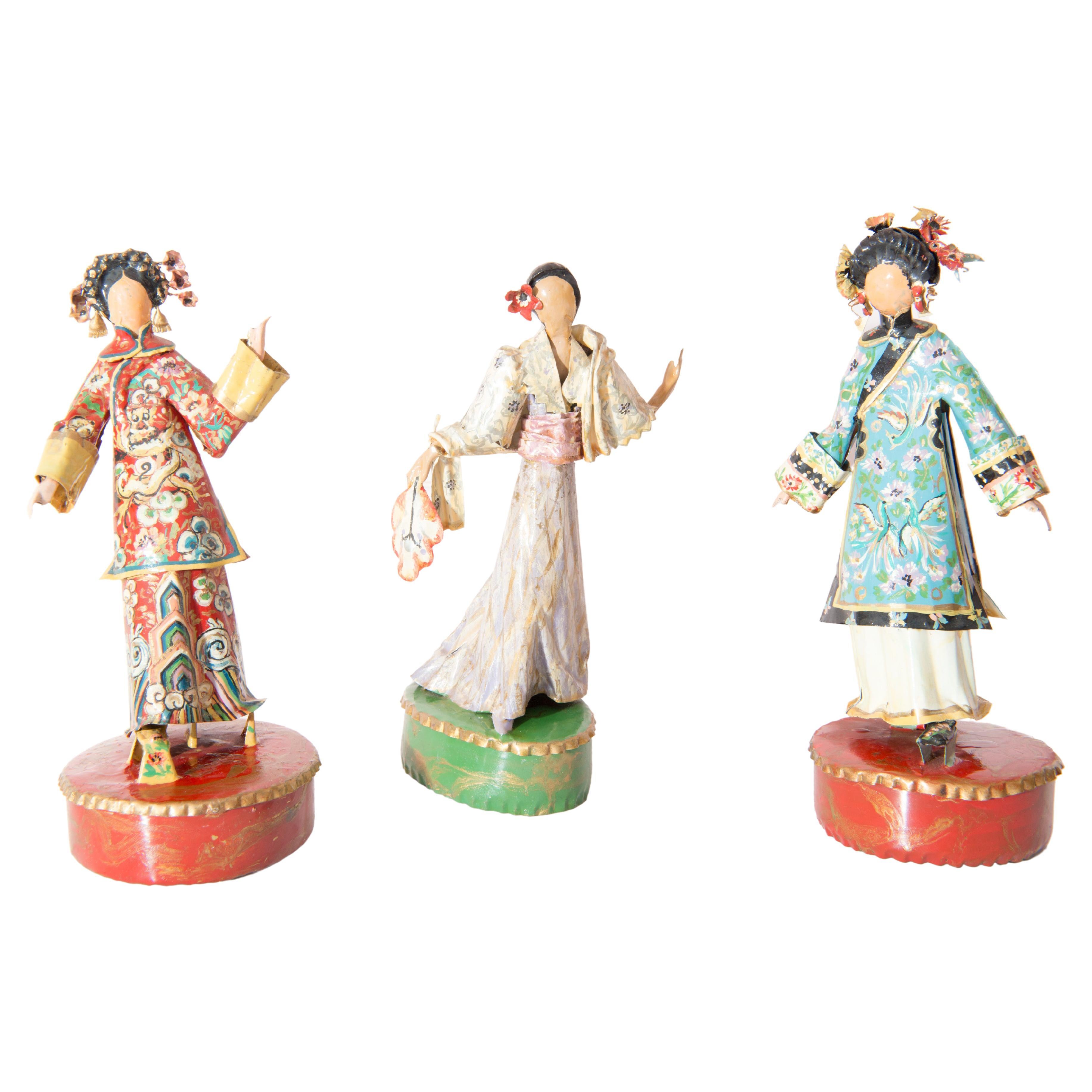 Trio de sculptures asiatiques de femmes en costume par Lee Menichetti