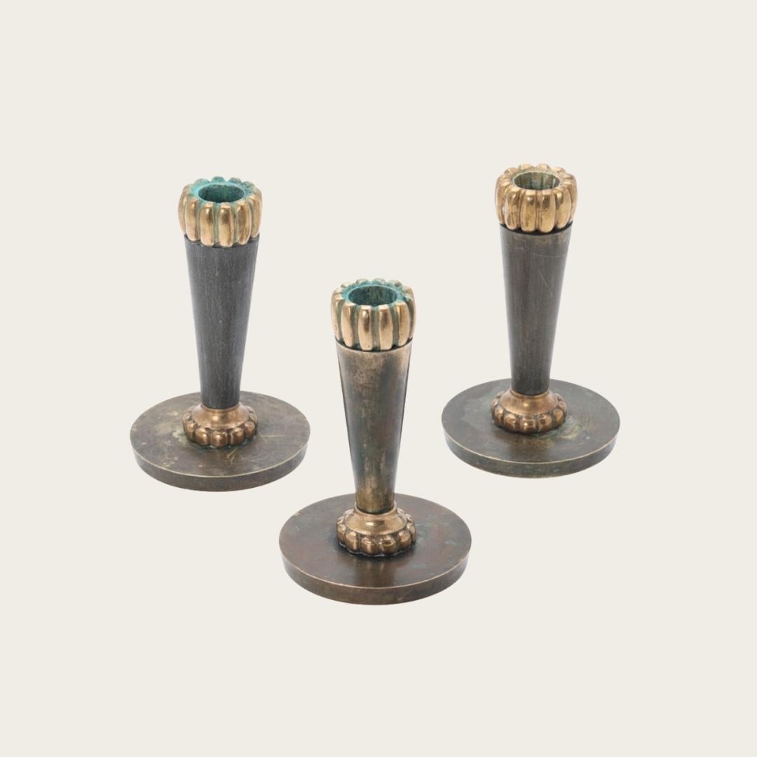 Anni '30, Svezia. Questi portacandele in bronzo massiccio presentano un mix di finiture patinate e lucide con accenti di perline sui bordi. Il designer è sconosciuto e non sono contrassegnati. Sono in ottime condizioni e ogni portacandela presenta