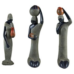 Trio de femmes porteuses d'eau en pierre sculptée