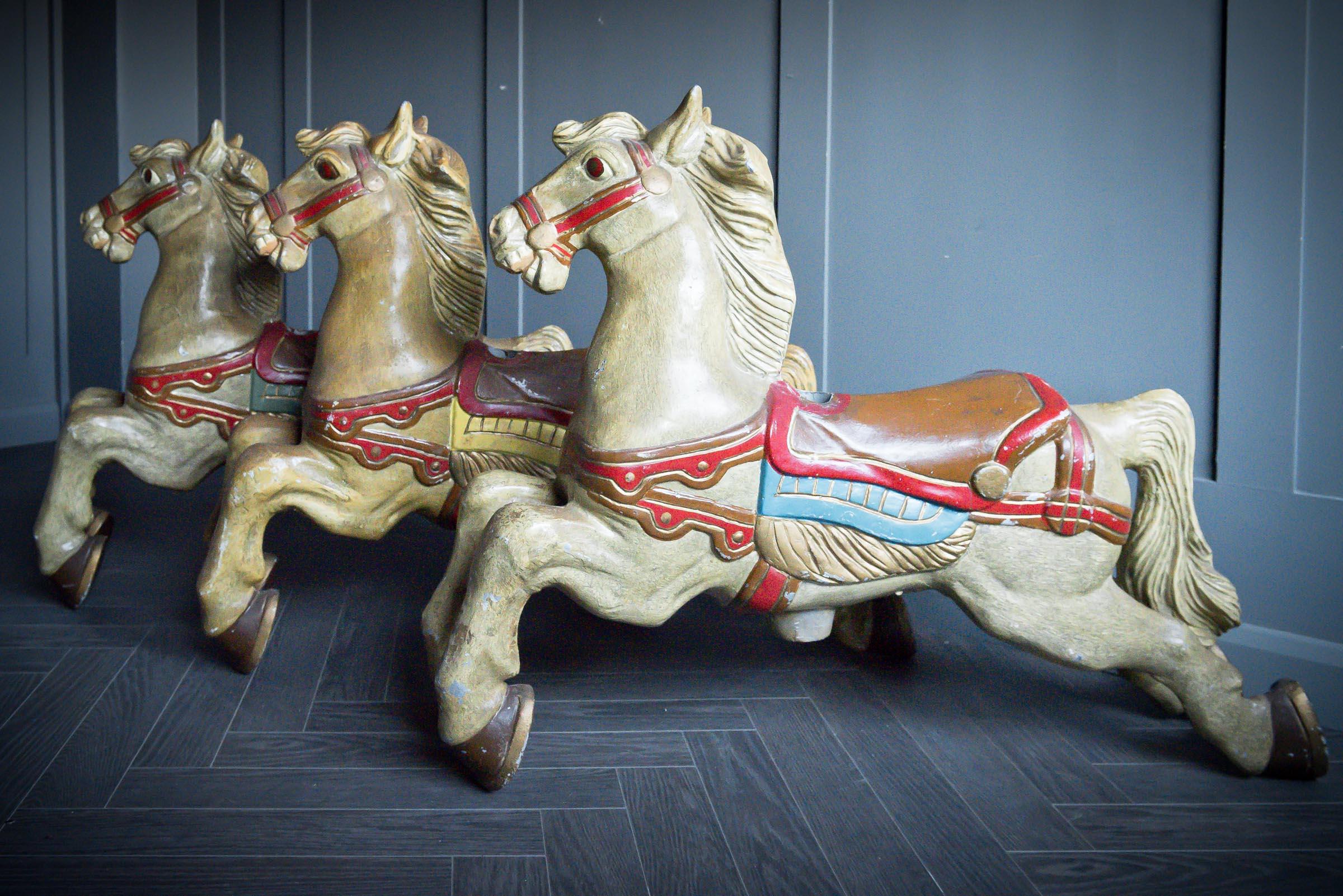 Un charmant trio de chevaux de carrousel en fonte datant du 19e siècle.