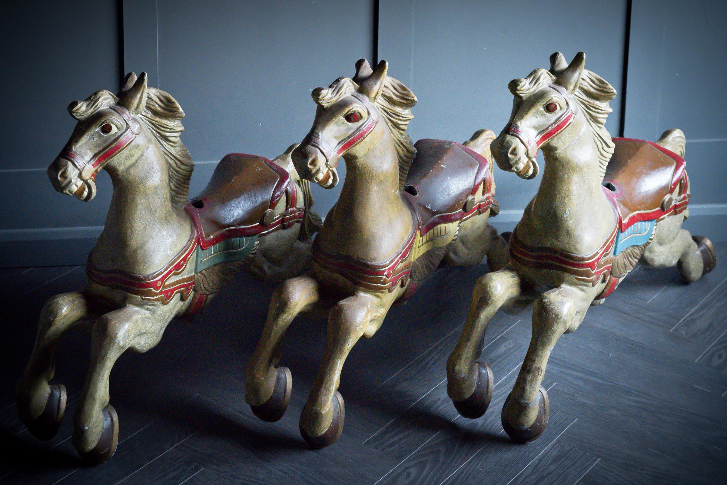 20ième siècle Cheval de carrousel en fonte en vente
