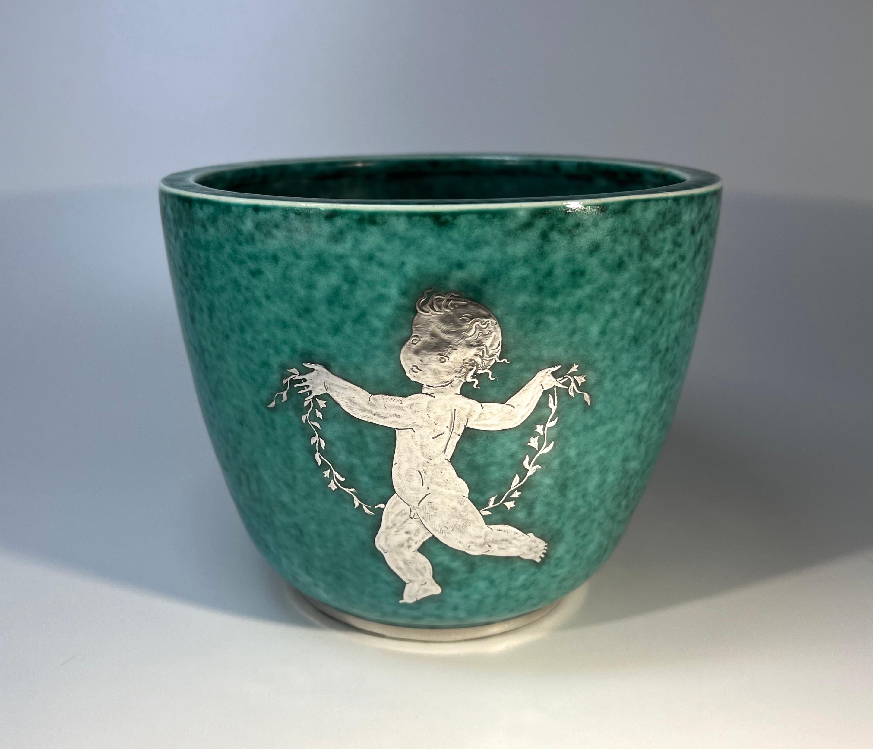 Trio Of Cherubs Cache Pot By Wilhelm Kage. Argenta Series, Gustavsberg, c1937 In Good Condition For Sale In Rothley, Leicestershire