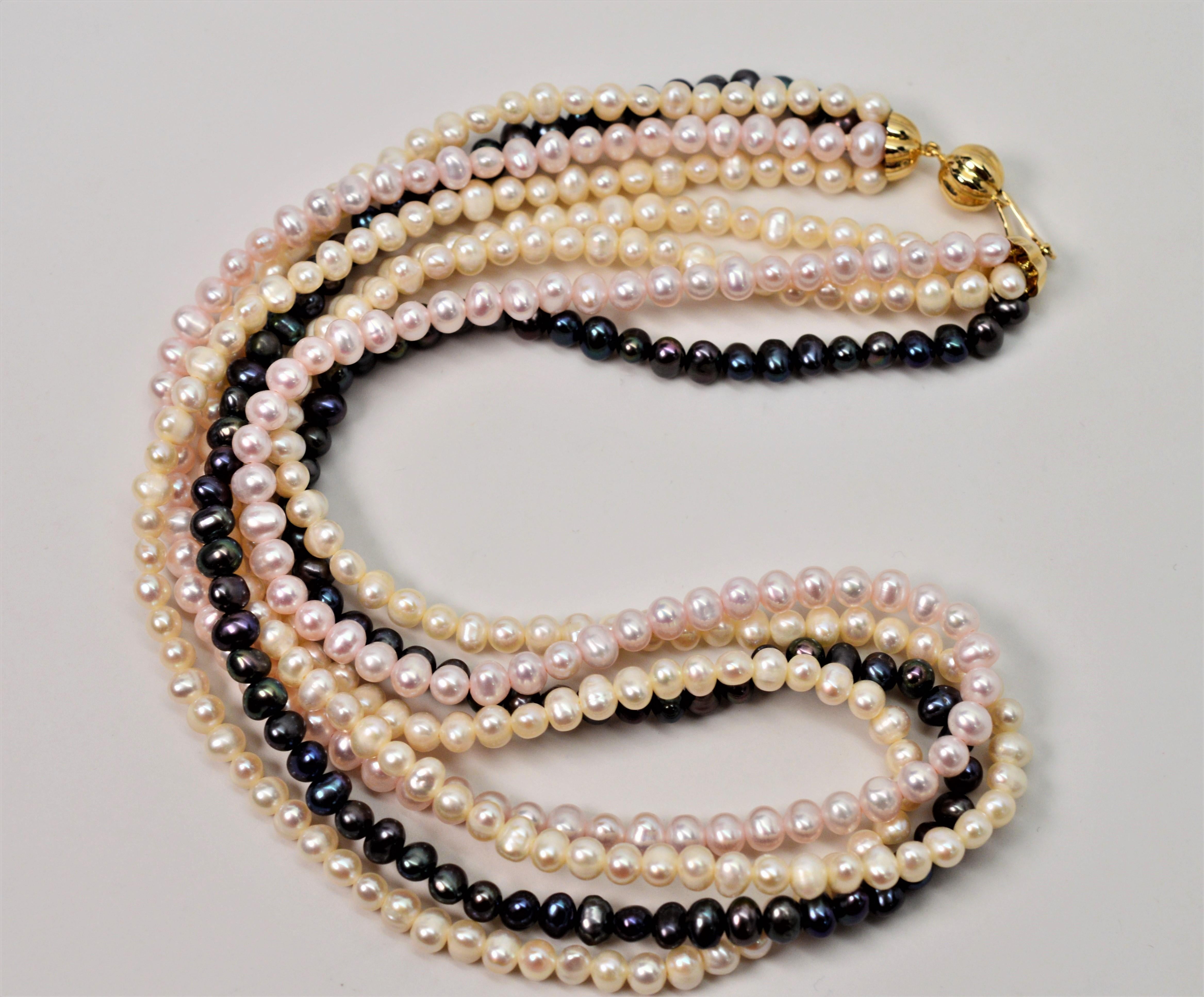 Dreifarbige mehrreihige Perlenkette mit 14K Gold Kugel-Charm-Verschluss (Rundschliff) im Angebot