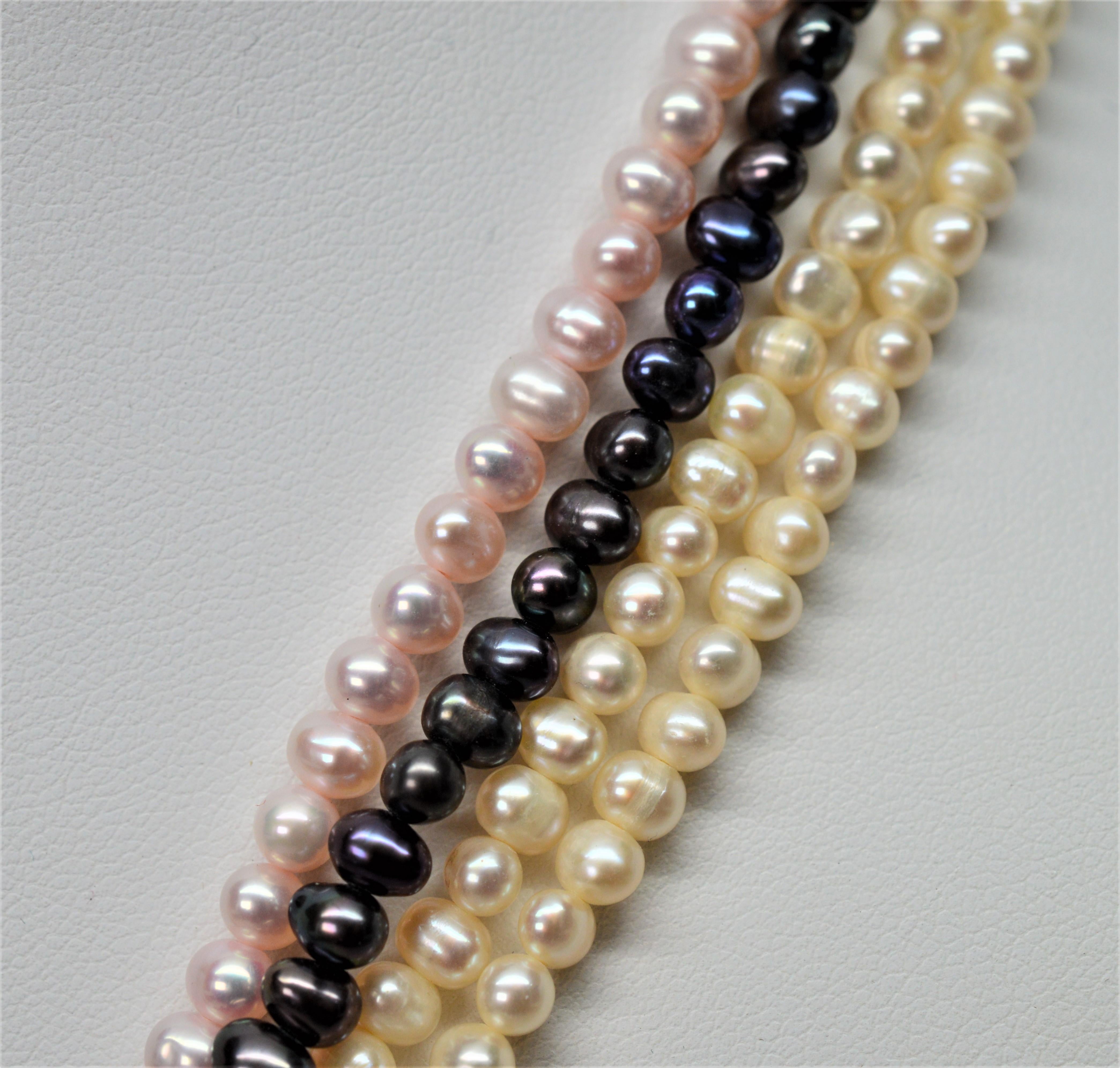 Dreifarbige mehrreihige Perlenkette mit 14K Gold Kugel-Charm-Verschluss im Zustand „Neu“ im Angebot in Mount Kisco, NY