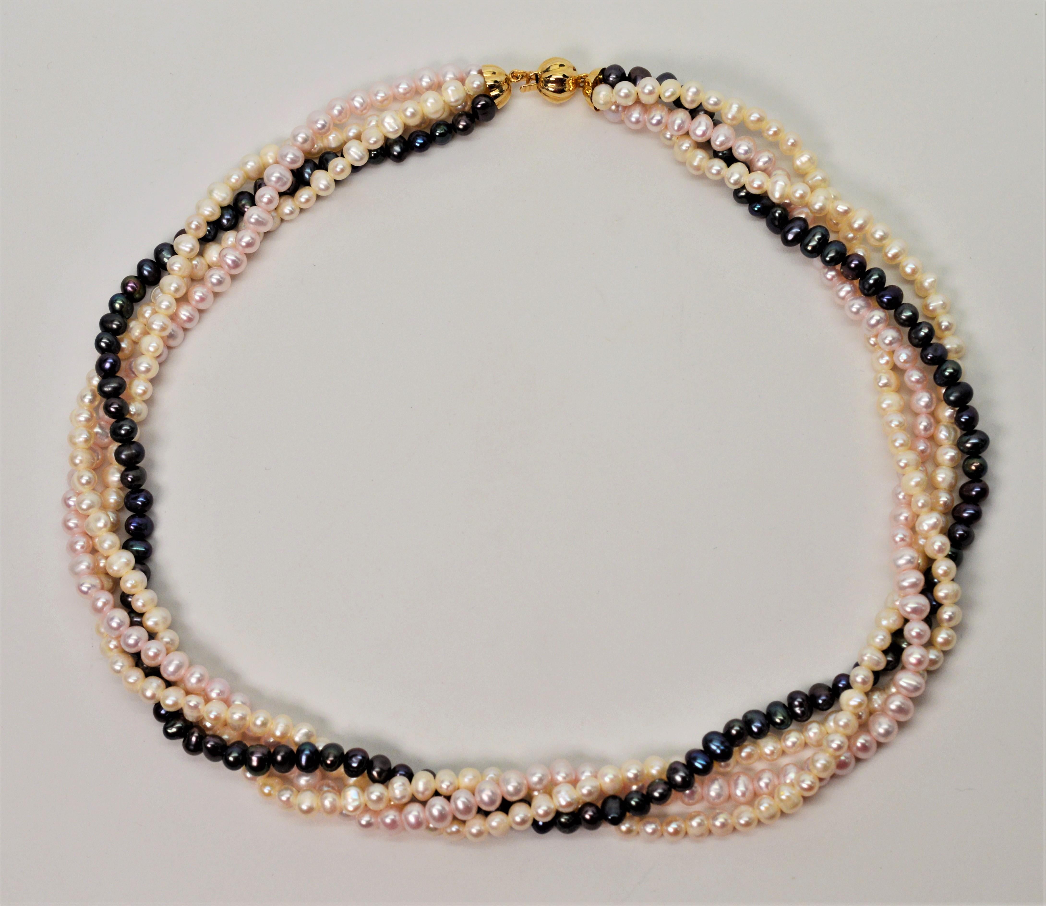 Dreifarbige mehrreihige Perlenkette mit 14K Gold Kugel-Charm-Verschluss Damen im Angebot