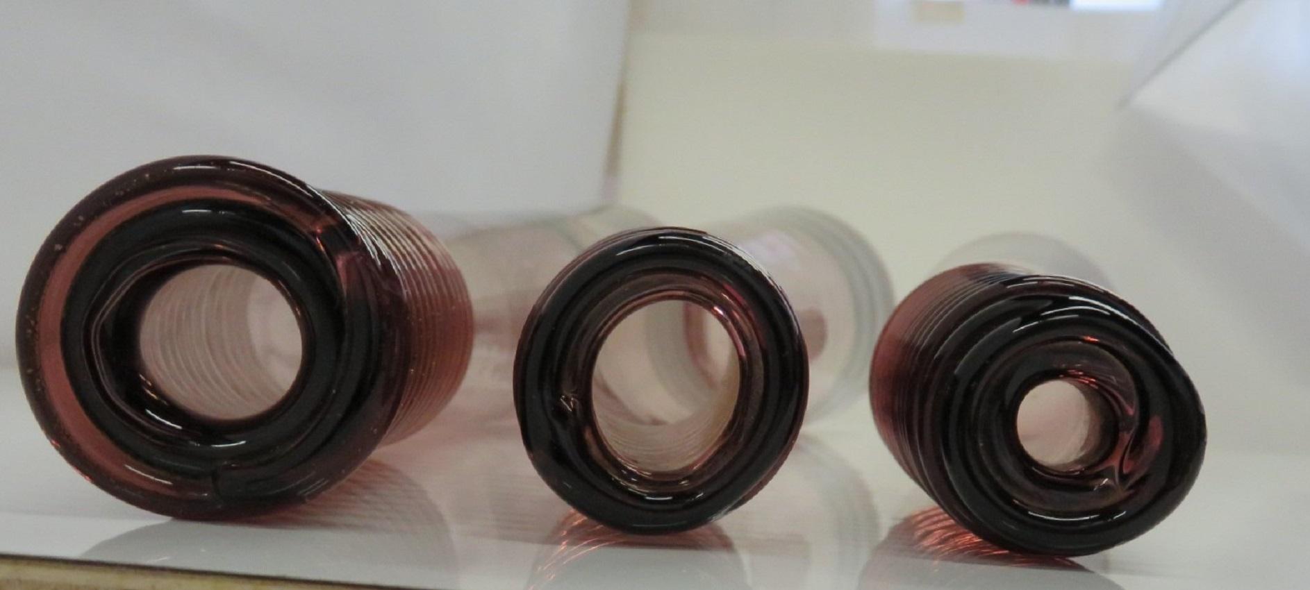Verre brun Trio de vases en verre à col en spirale plié fabriqués à la main par Don Shepherd pour Blenko 1988 en vente