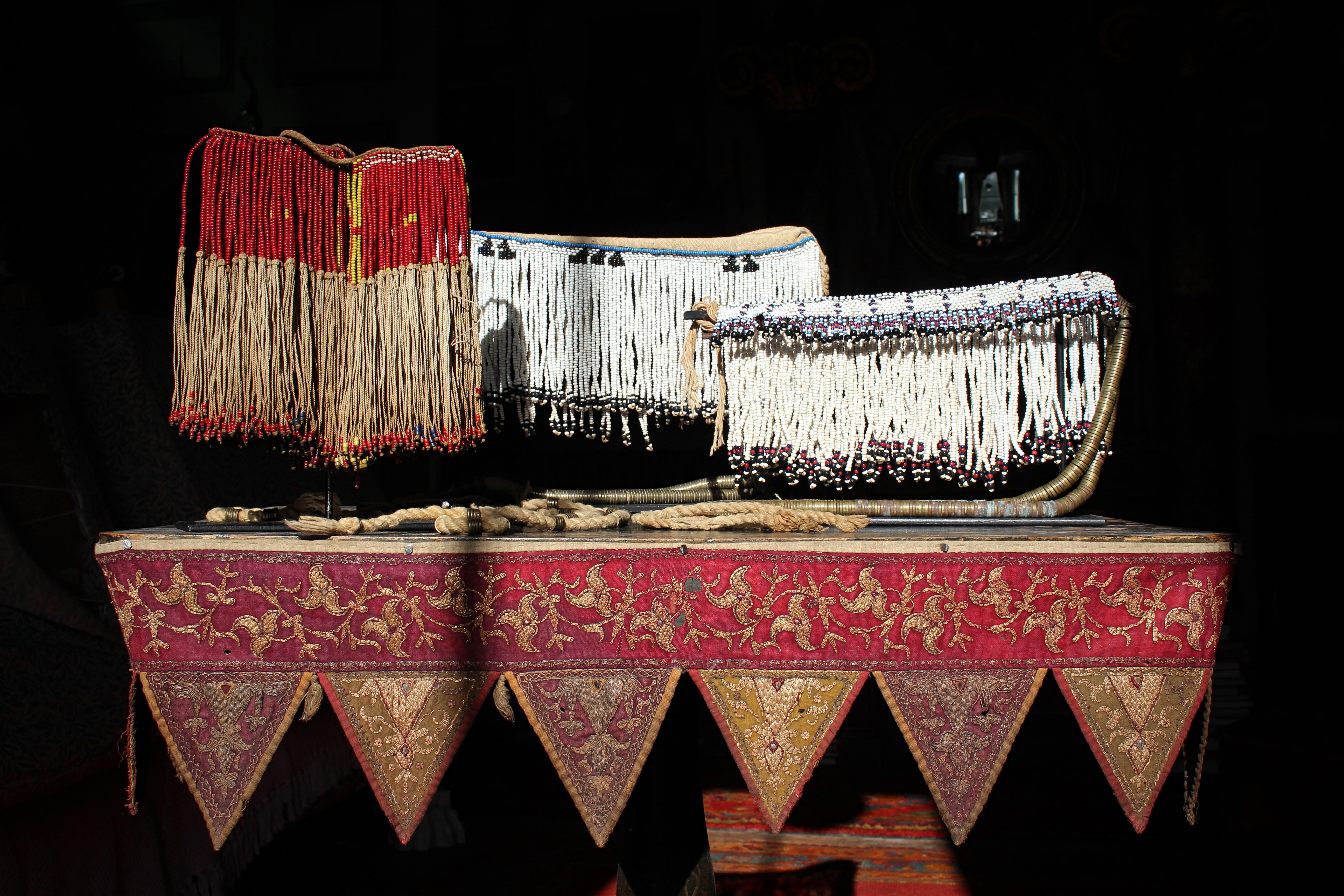D'intérêt ethnographique, un trio de tabliers d'initiation de filles tribales en perles provenant d'Afrique du Sud, probablement du peuple Xhosa qui vivait traditionnellement dans la province du Cap-Oriental.

Présentoirs en acier ébonisé fabriqués