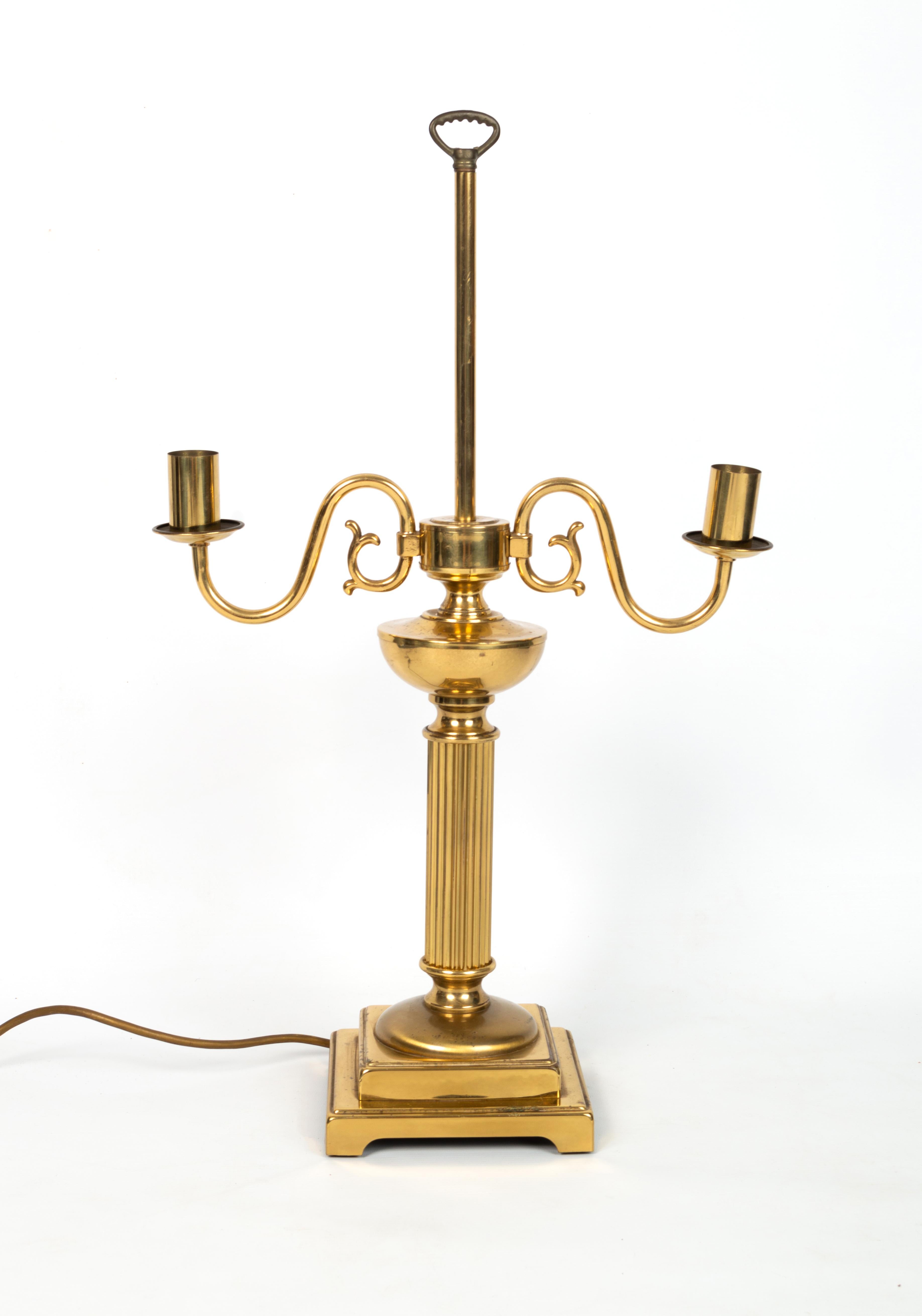 Trio de lampes de table néoclassiques anglaises à colonne corinthienne candélabre en laiton 
C.1950

En bon état, avec quelques signes d'usure attendus correspondant à l'âge.

Dimensions :
Lampe à candélabre : 
H 61cm
W 36cm
D 15,5