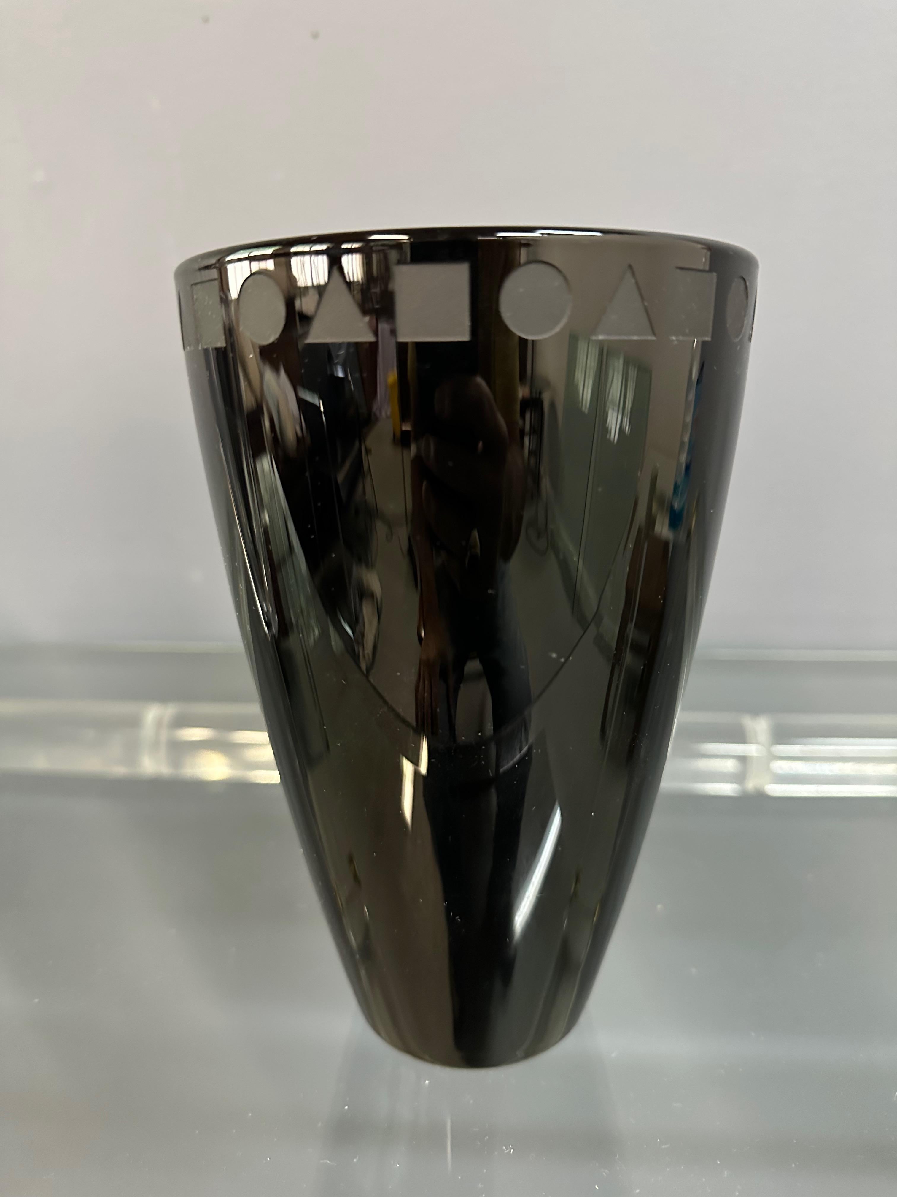 Trio of Etched Crystal Vases by Ward Bennett for Sasaki In Good Condition For Sale In Philadelphia, PA