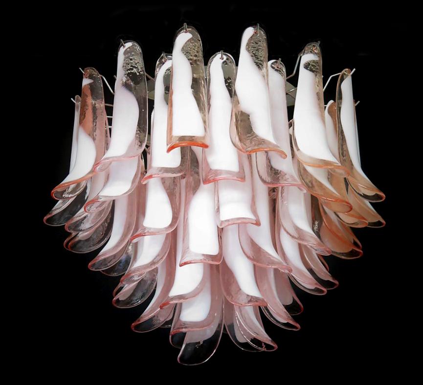 XX secolo Trio di lampadari 'Flamingo' italiani a 53 petali rosa, Murano in vendita