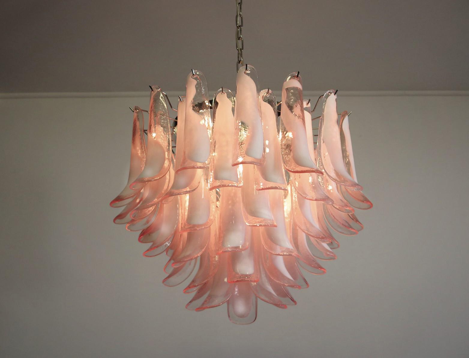 Trio di lampadari 'Flamingo' italiani a 53 petali rosa, Murano in vendita 1