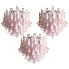 Trio di lampadari 'Flamingo' italiani a 53 petali rosa, Murano