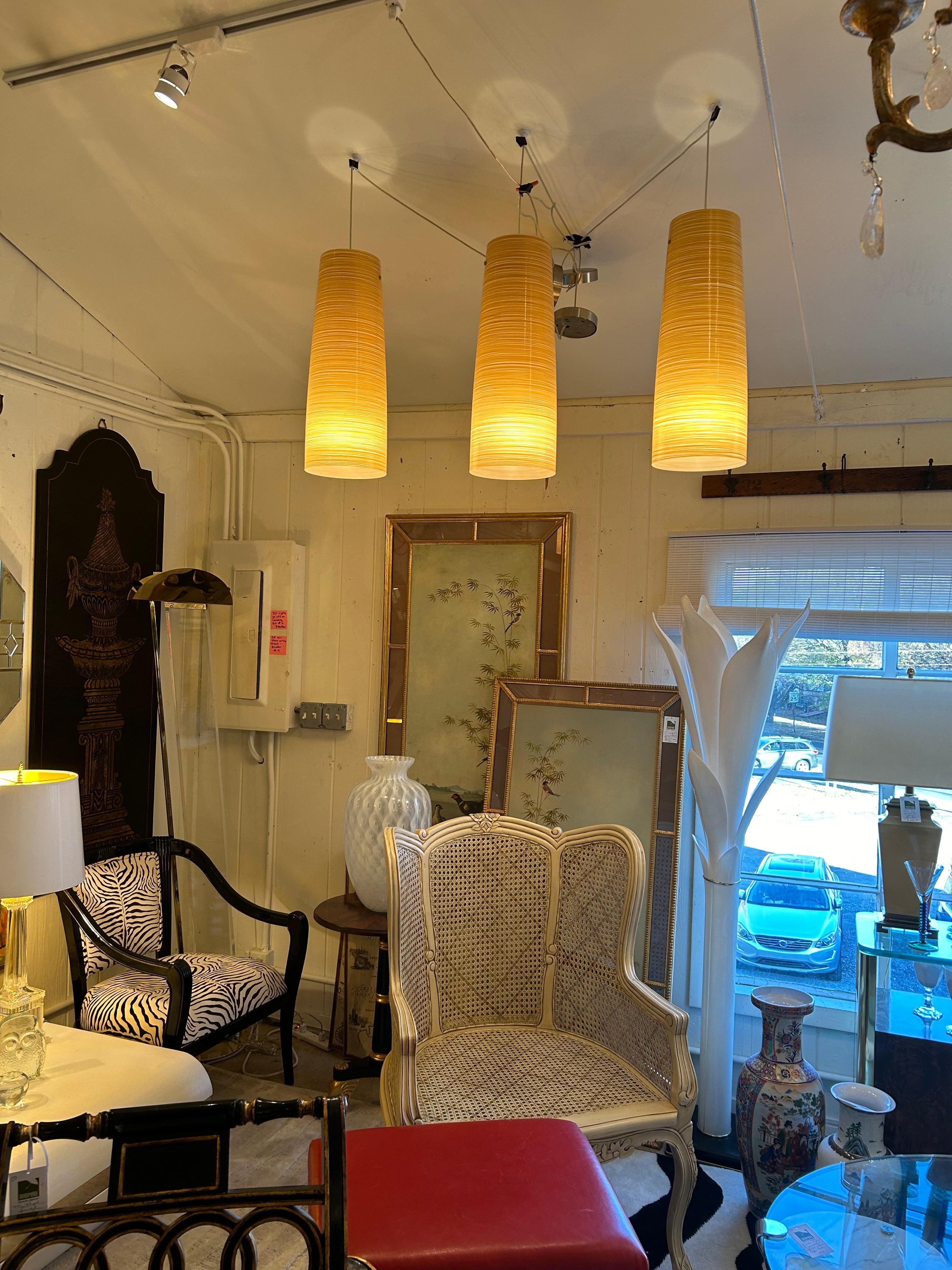 Warm gestreifte goldene und cremefarbene Fiberglas-Anhänger aus Italien.  Kann bis zu 150 Watt pro Leuchte aufnehmen.
Öffnung oben: 6,25