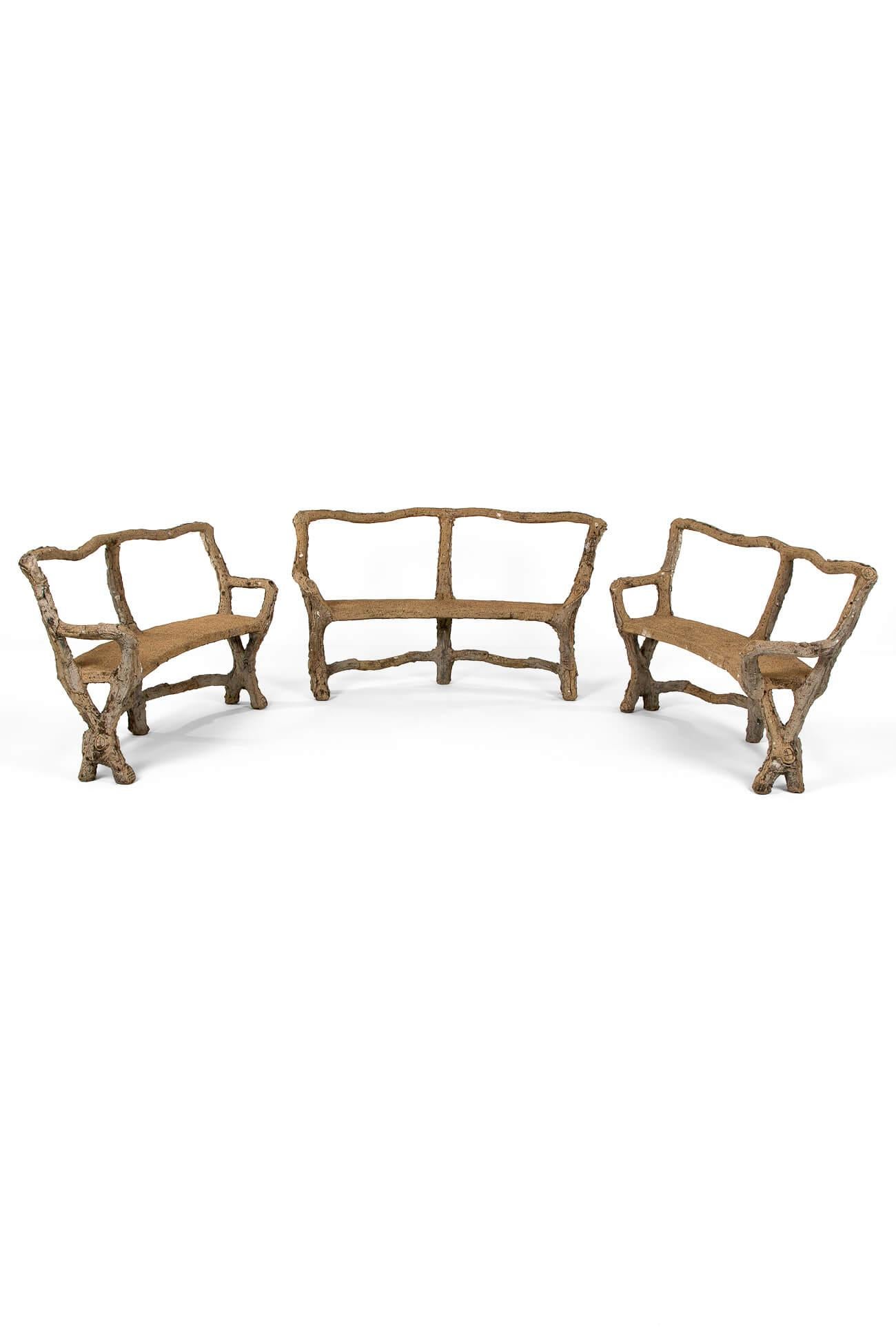 Un delicioso viaje de bancos de imitación bois de mediados de siglo.

Los bancos están diseñados para formar un círculo alrededor de una mesa central, con una curva en cada ejemplo.

Los bancos están hechos de piedra compuesta formada sobre una
