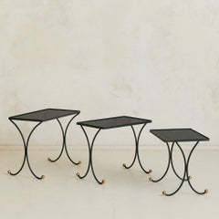 Trio de tables gigognes en fer français et verre opalin à la manière de Jean Royère, années 1950