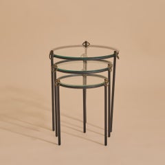 Trio di tavolini tondi francesi di Jacques Adnet, anni '50