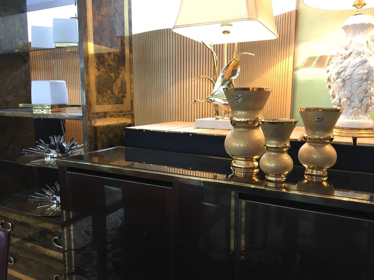 Vasi Art Deco dorati di Laeken Bruxelles Belgio. 
Questo set di 3 vasi in vetro di un bellissimo colore dorato è stato realizzato dall'azienda di soffiatura del vetro 