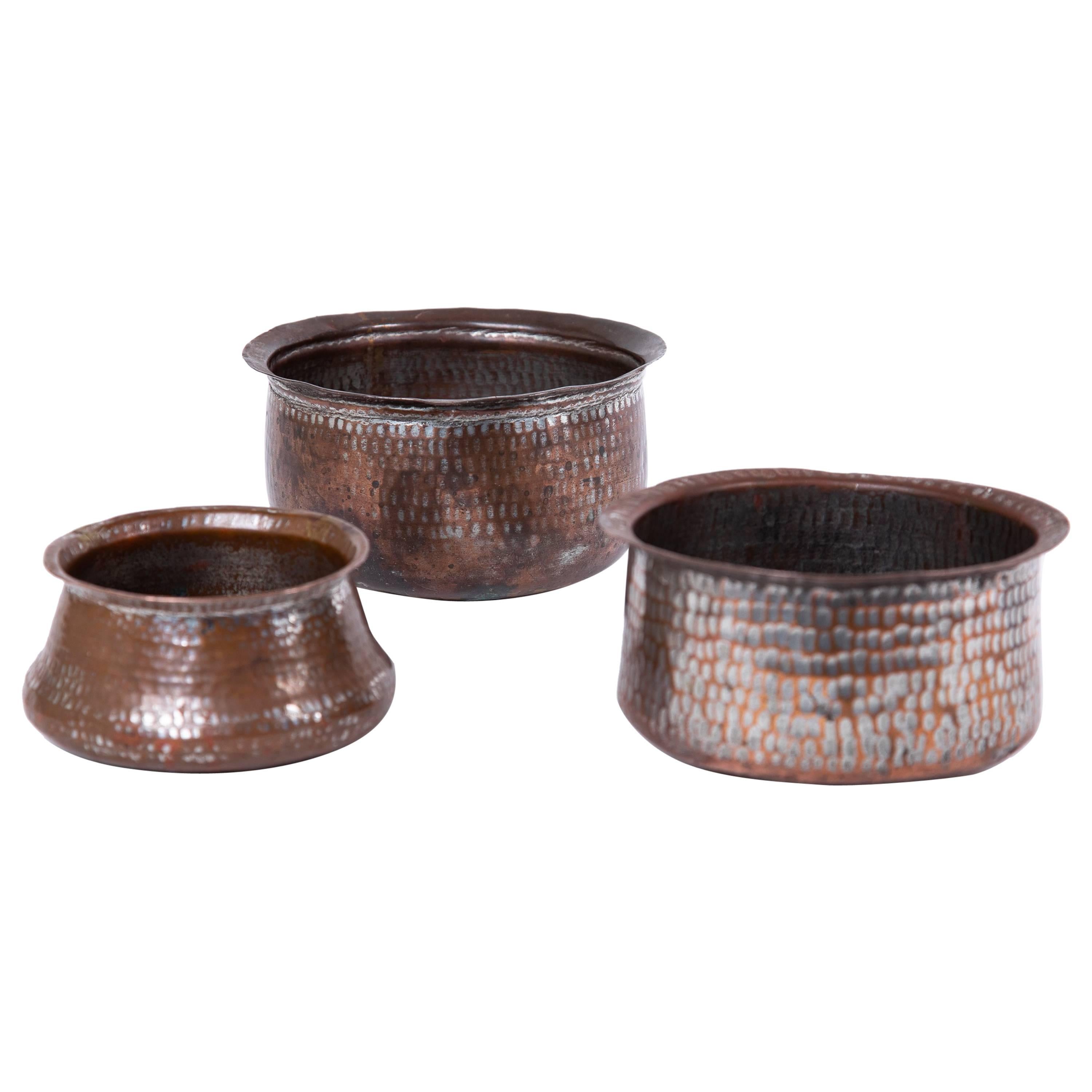 Trio von indischen handgeschmiedeten Kupfergefäßen