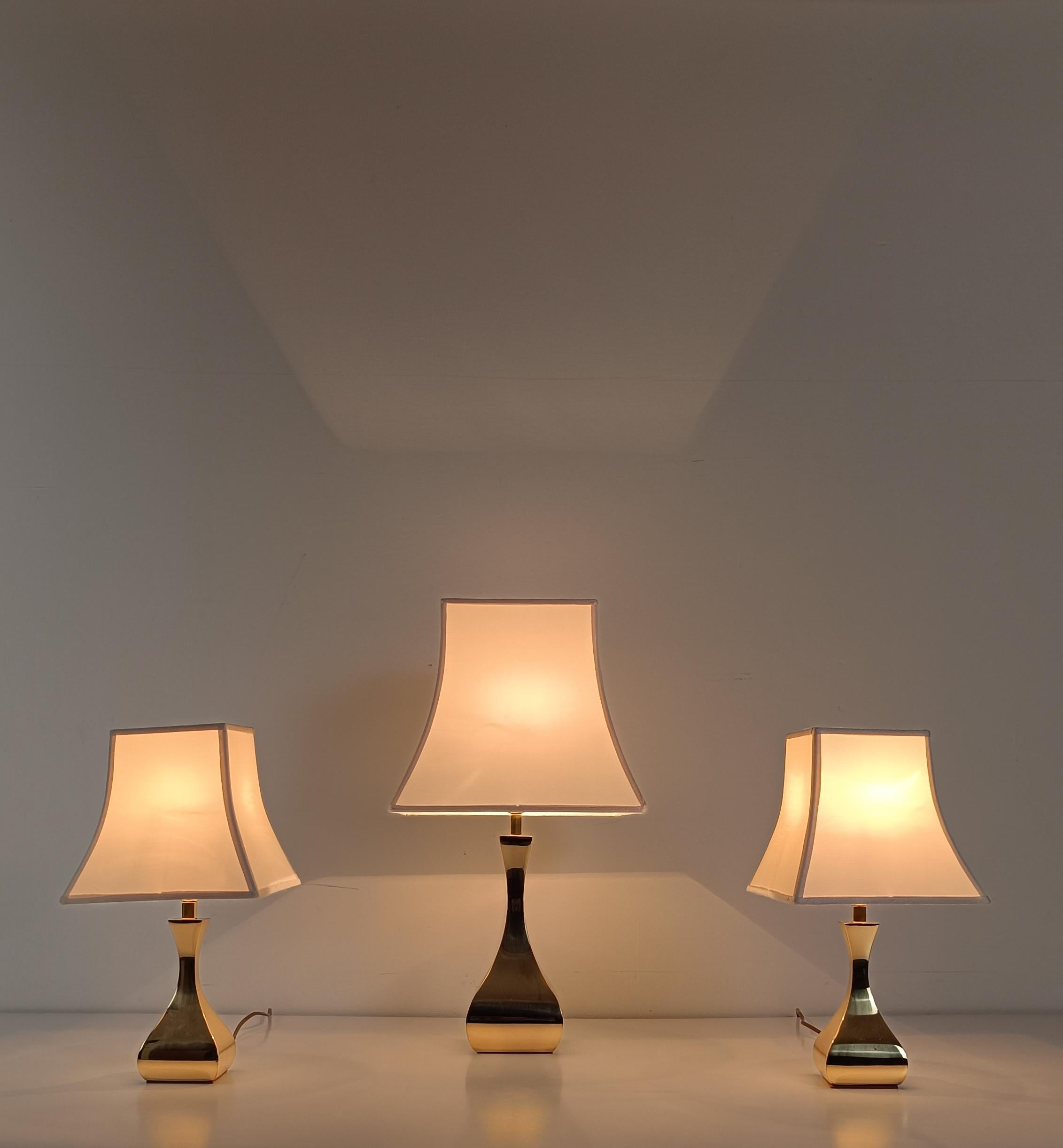 Nous proposons à la vente un trio de lampes de table en laiton massif fabriquées en Europe autour des années 70 dont le design rappelle le travail de la célèbre designer Maria Pergay par le style et les matériaux utilisés.
Cet ensemble de lampes se