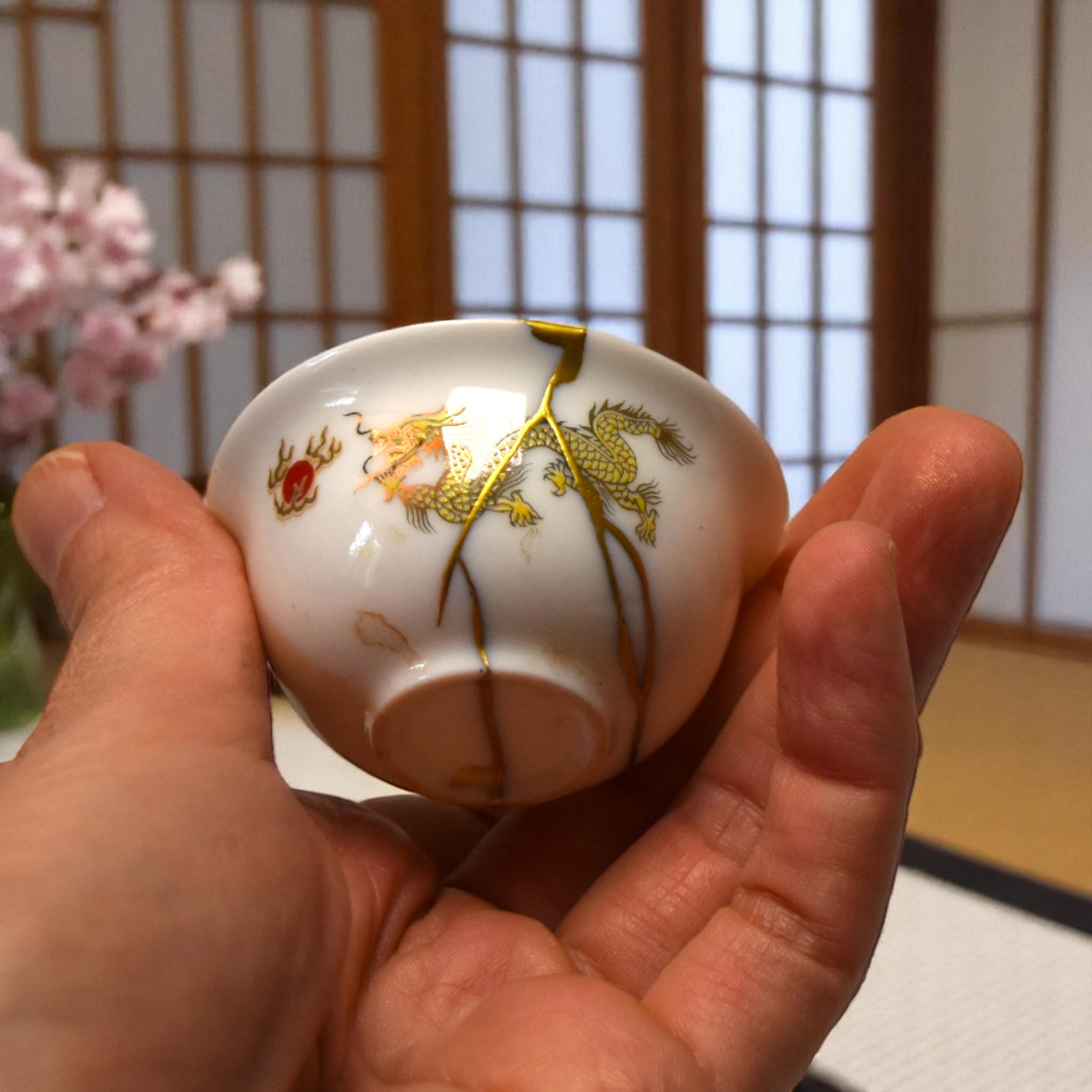 Trio of Kintsugi Sake Cups (Porzellan) im Angebot