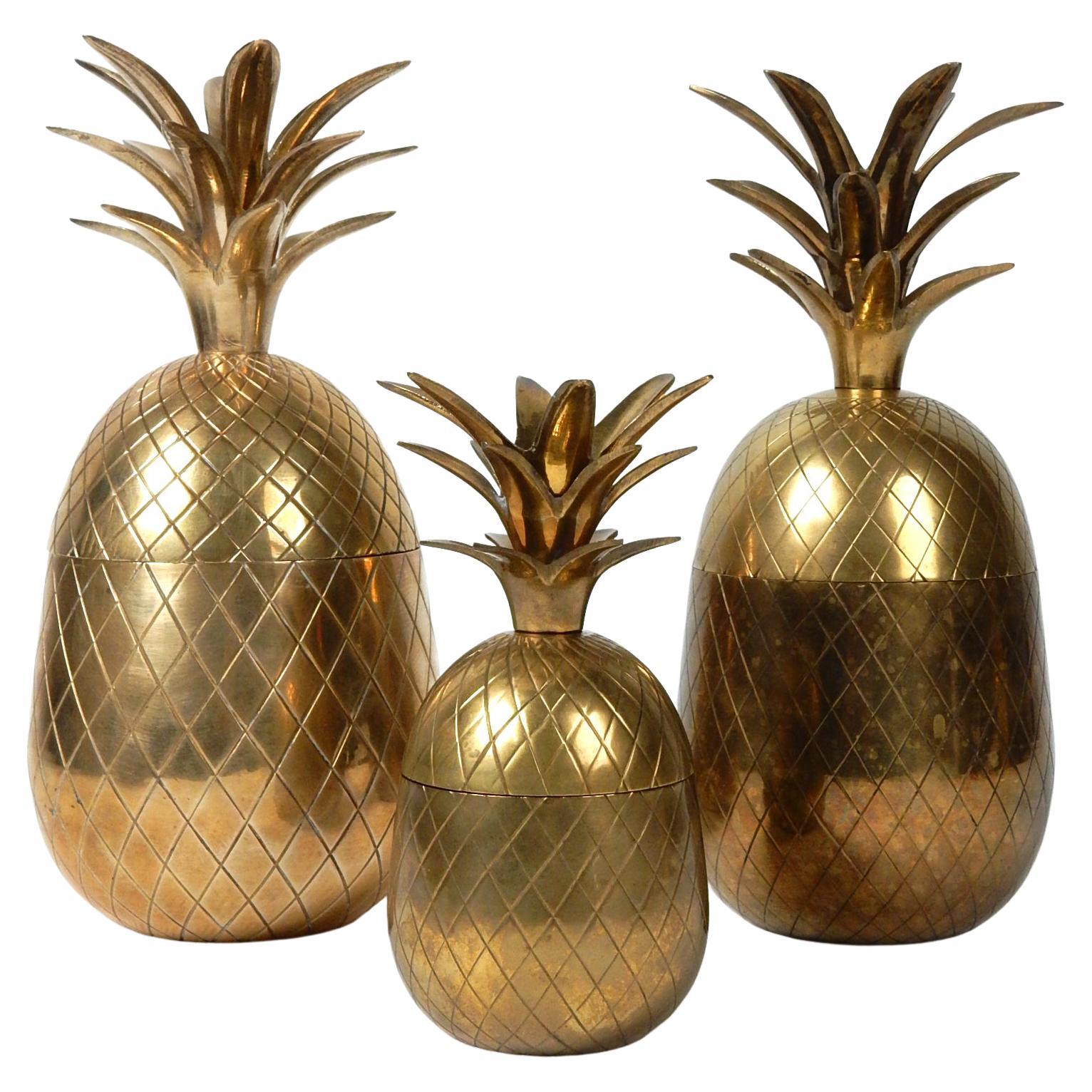 Trio von großen, gemeißelten Ananas-Skulpturenkästchen aus Messing im Angebot