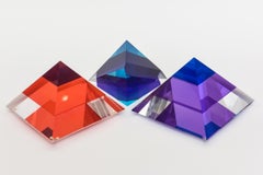 Set di tre sculture piramidali in lucite arancione, viola e blu zaffiro Anni '90