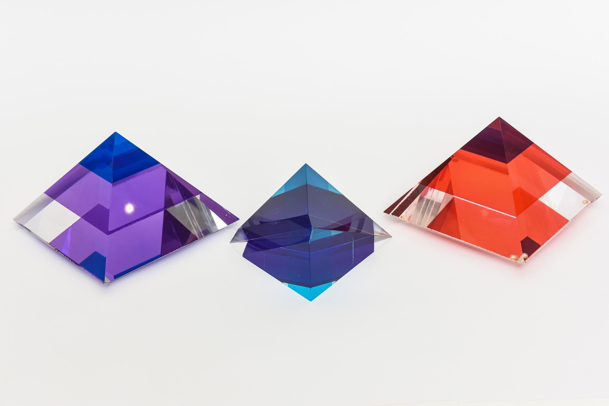 Moderne Ensemble de trois sculptures pyramidales en lucite Orange, violet, bleu saphir 1990's en vente