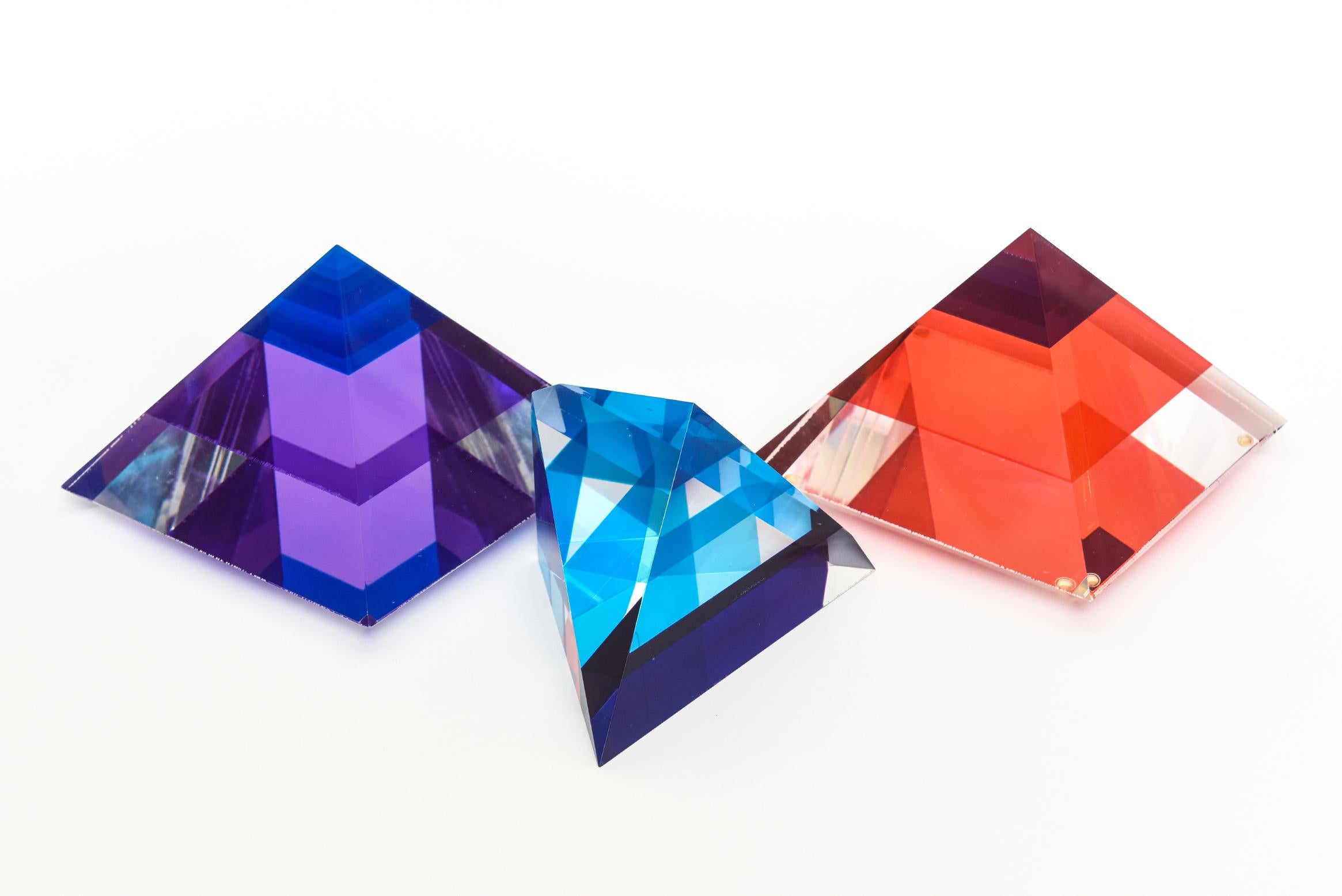 Set di tre sculture piramidali in lucite arancione, viola e blu zaffiro Anni '90 In condizioni buone in vendita a North Miami, FL