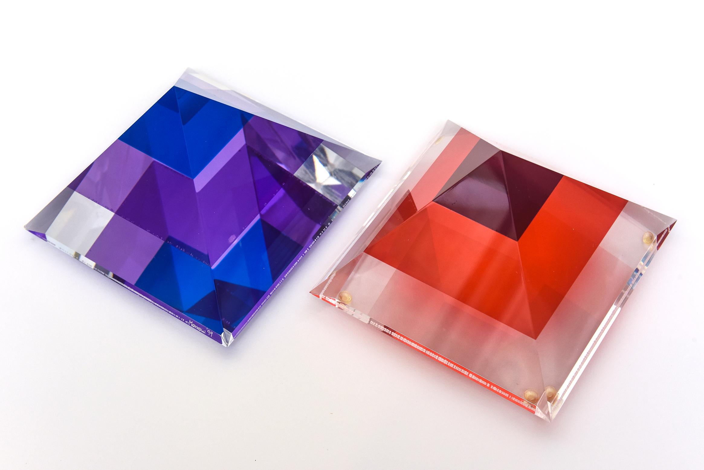 Lucite Ensemble de trois sculptures pyramidales en lucite Orange, violet, bleu saphir 1990's en vente