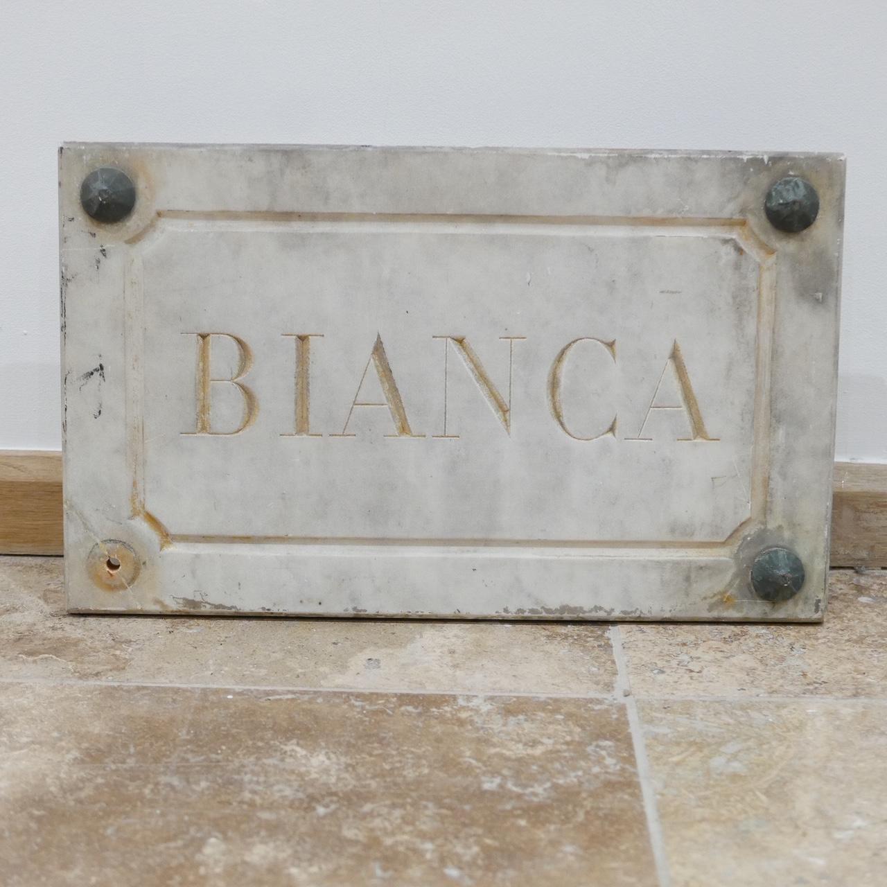 Rare e insolite targhe di marmo originariamente utilizzate per gli amati cavalli. 

Francese, inizio del XX secolo. 

Sono disponibili le versioni 