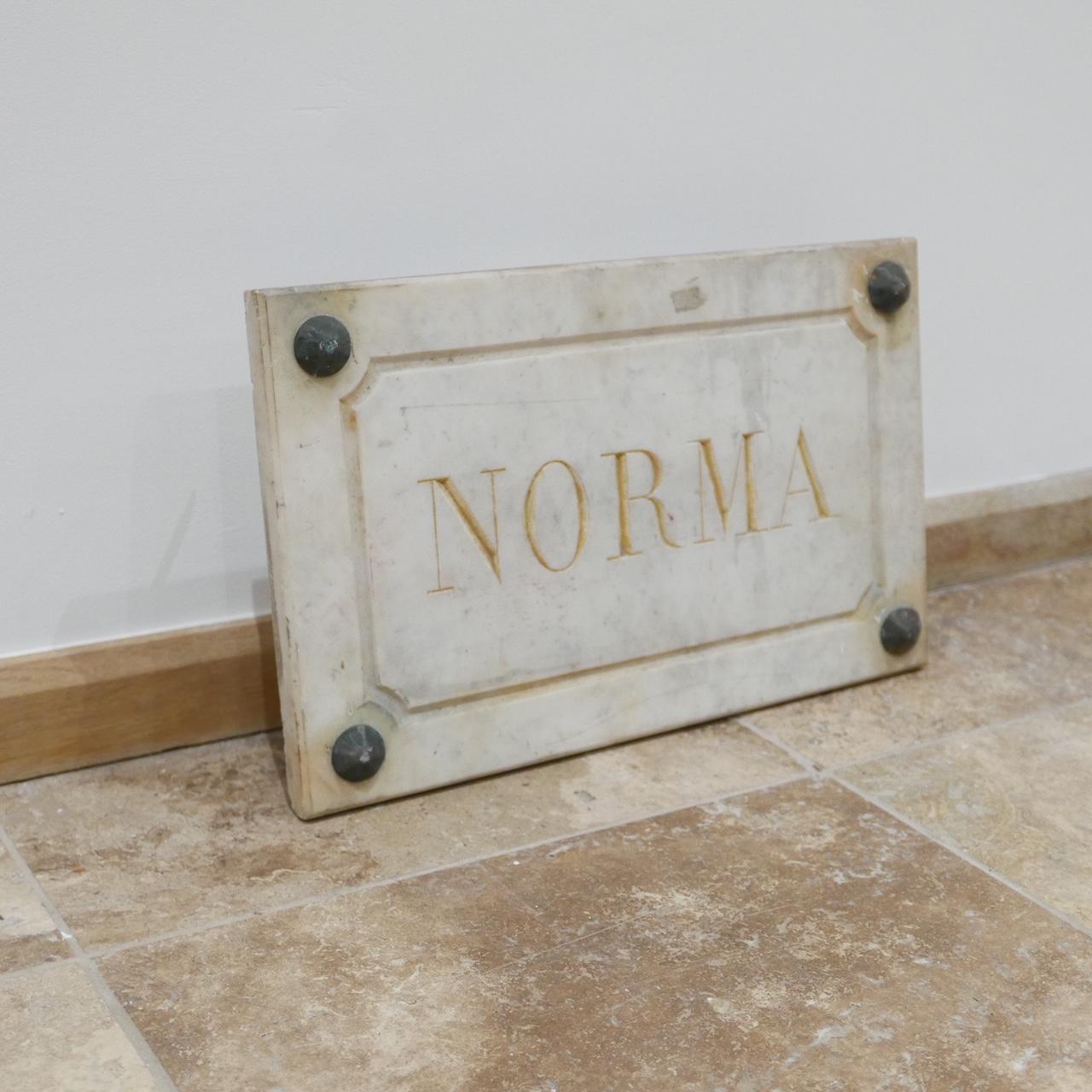 Stile provenzale Trio di targhette in marmo con nome del cavallo francese 'Bianca/Norma/Cobb' in vendita