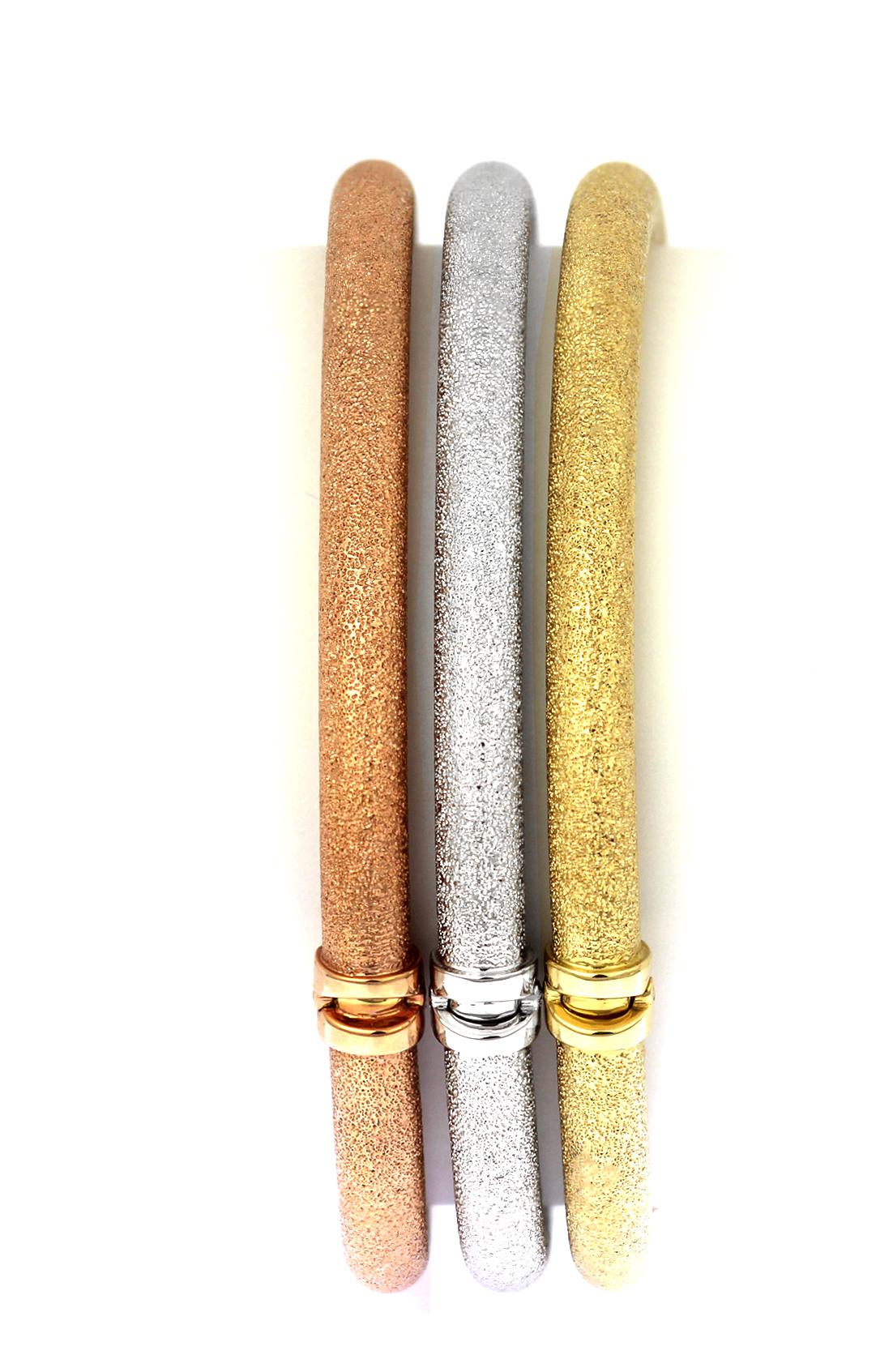 Trío de brazaletes a juego en oro amarillo, rosa y blanco de 18 quilates en Excelente estado para la venta en London, GB