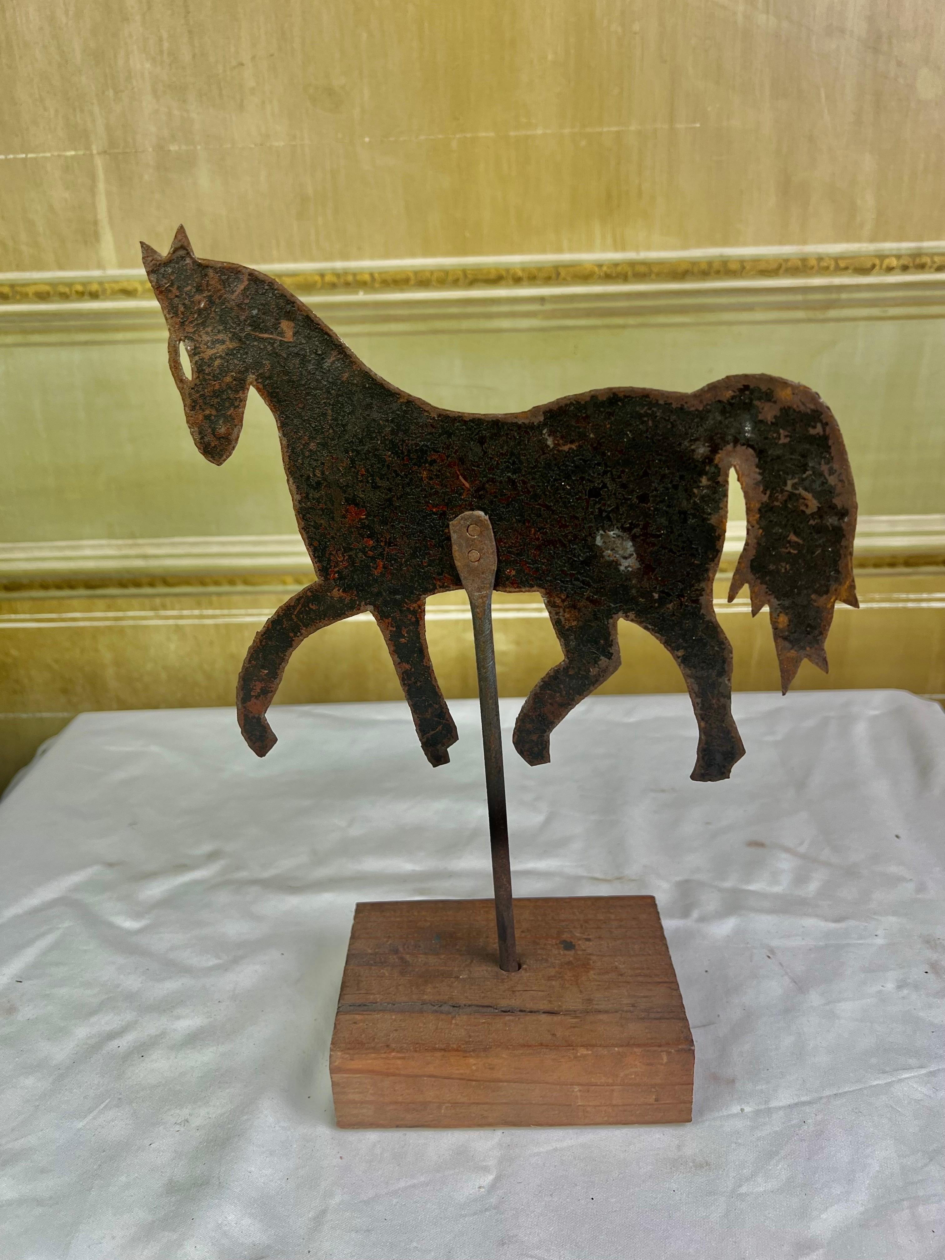 Trío de Caballos de Metal sobre Bases de Madera en venta 9