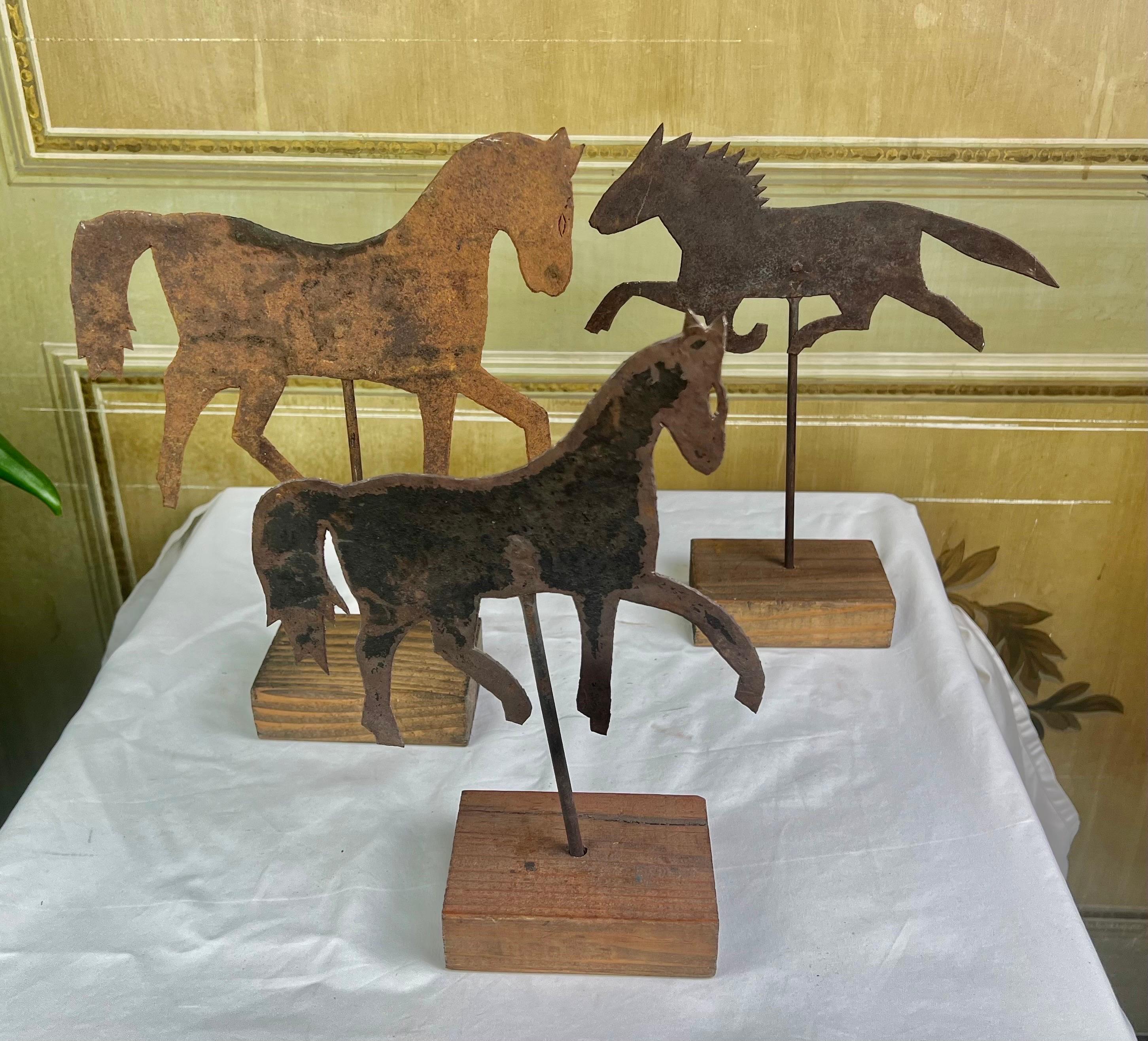 Satz von drei Metallpferden auf Holzsockel montiert. Diese bezaubernden Pferde stammen aus der gleichen Sammlung.

Größen:
1) 13,5 