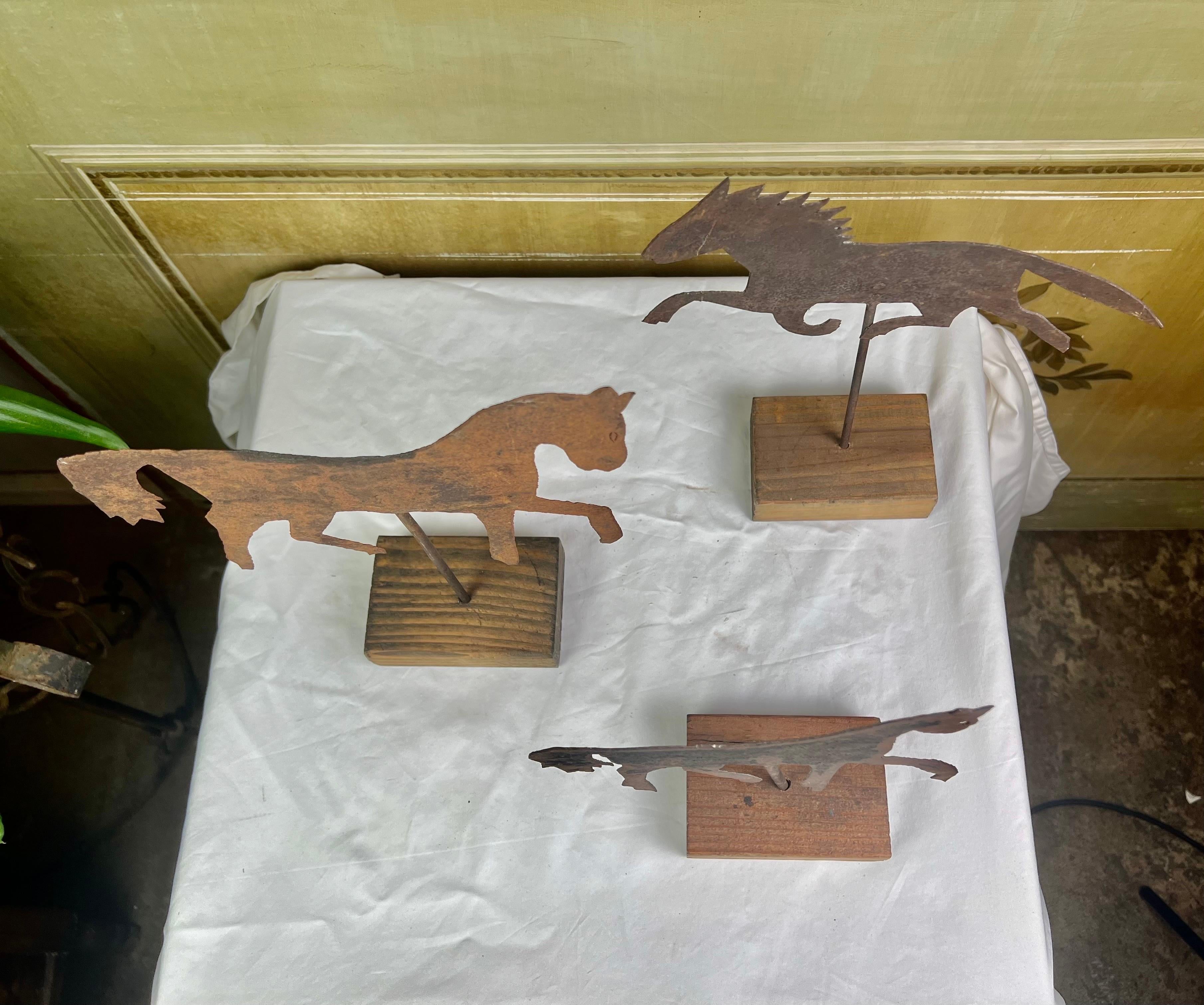 Artisanat Trio de chevaux en métal sur socles en bois en vente