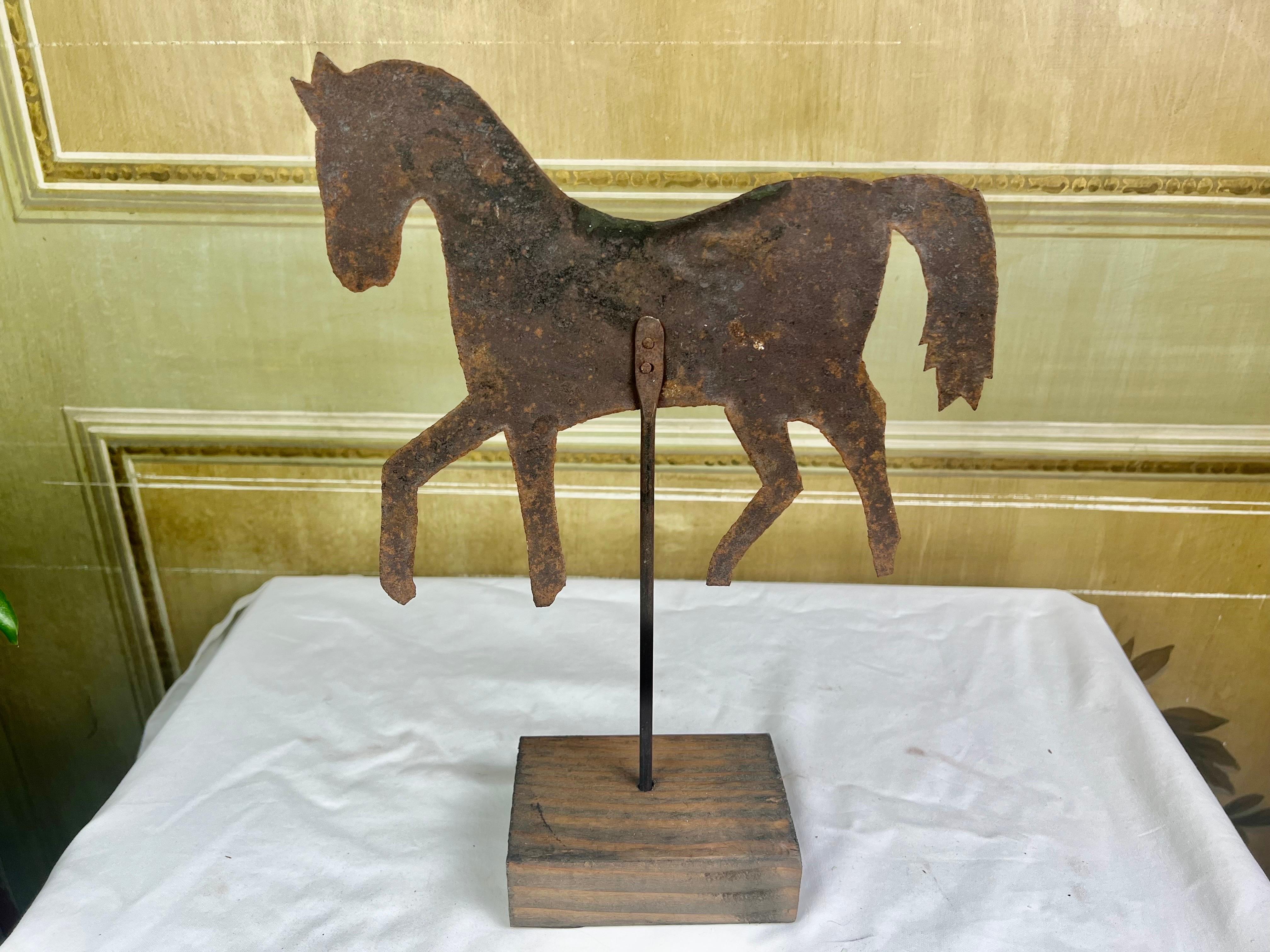 Métal Trio de chevaux en métal sur socles en bois en vente
