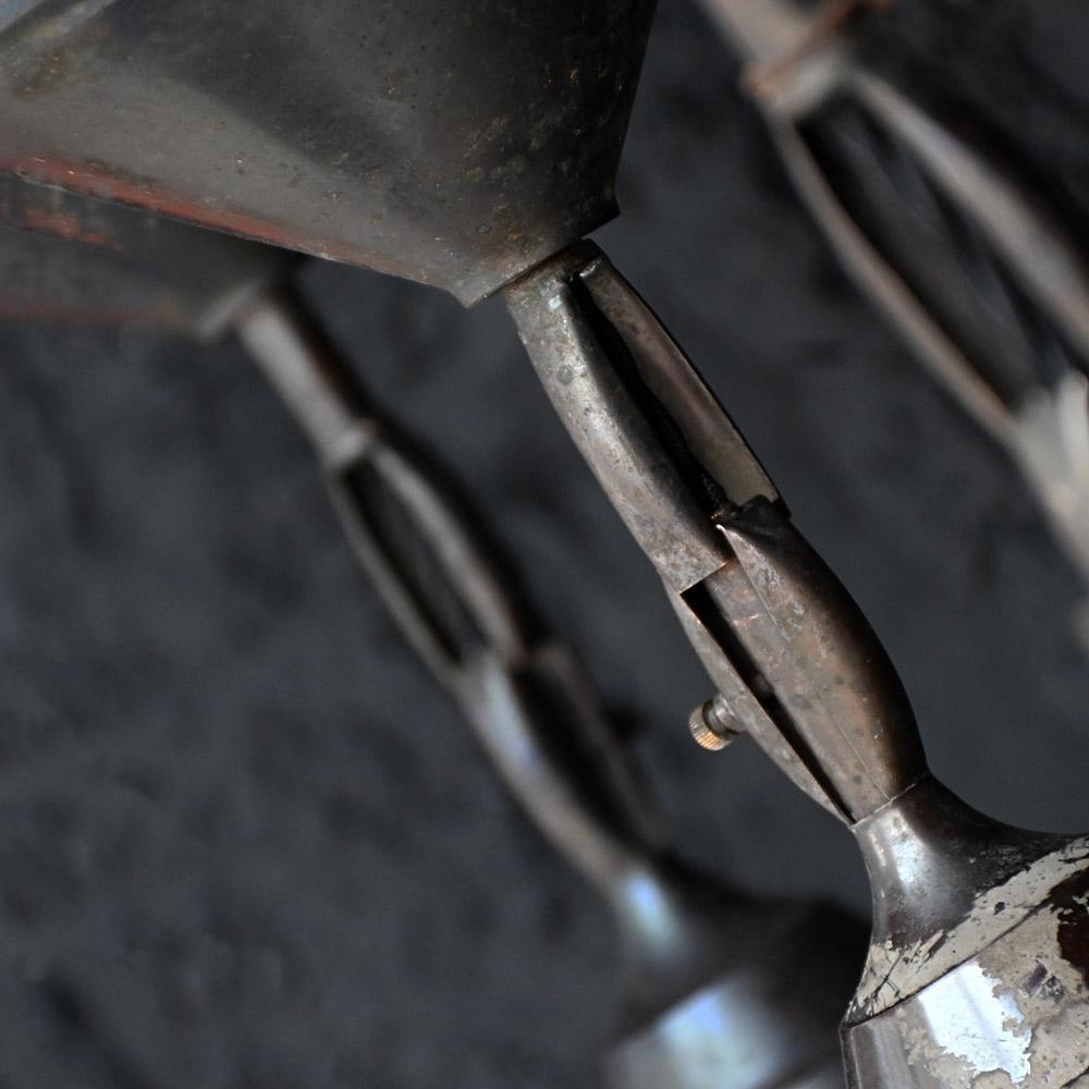 Trio de lampes suspendues Phillips en verre du milieu du 20e siècle en vente 2