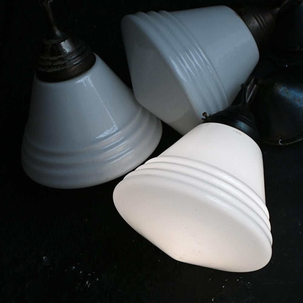Trio de lampes suspendues Phillips en verre du milieu du 20e siècle en vente 7